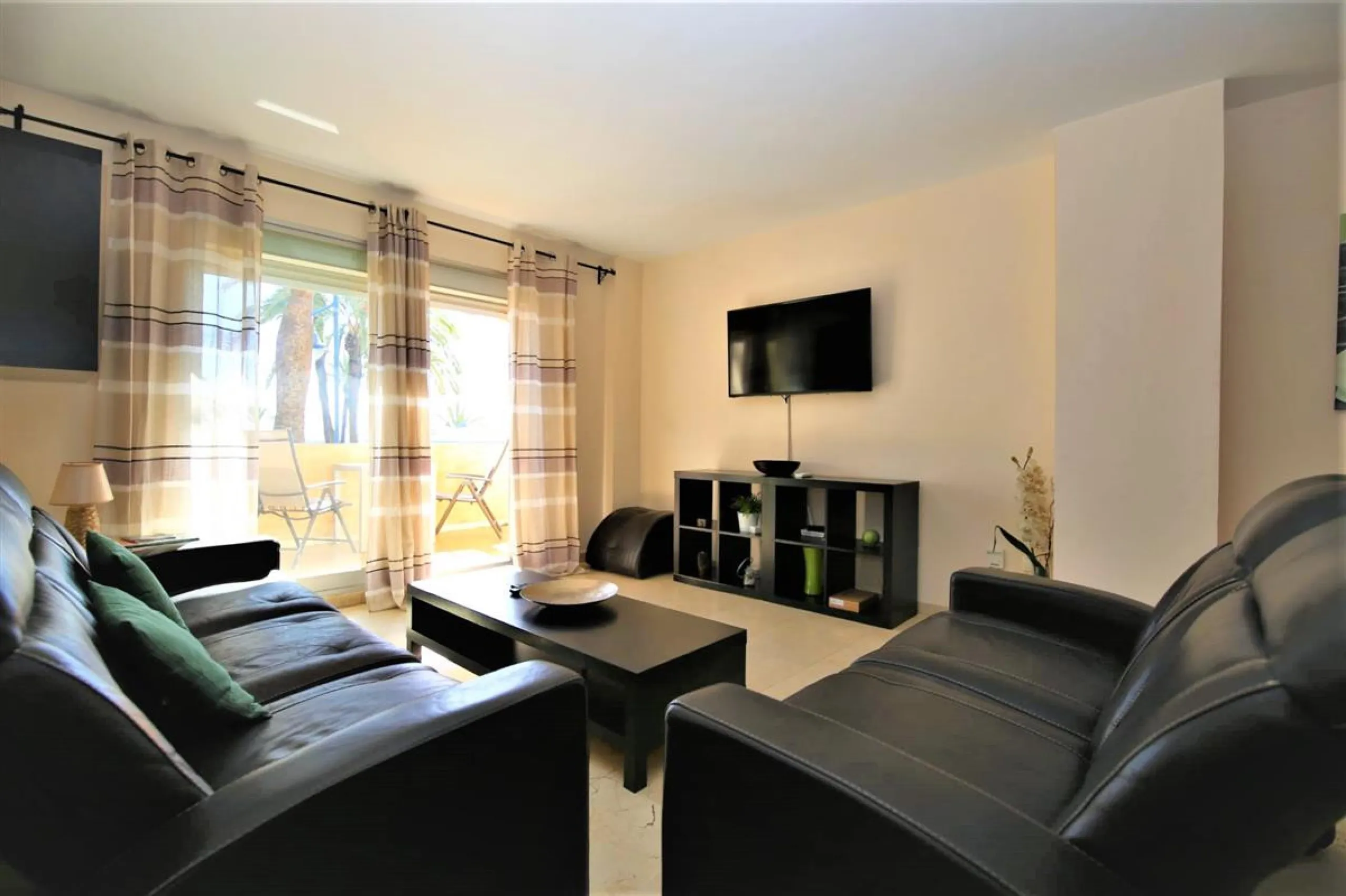 Apartment - Middle Floor Apartment в продаже в Estepona, Málaga. В доме 2 спален и 2 ванных комнат. Площадь дома 105 м². Площадь участка 105 м²
