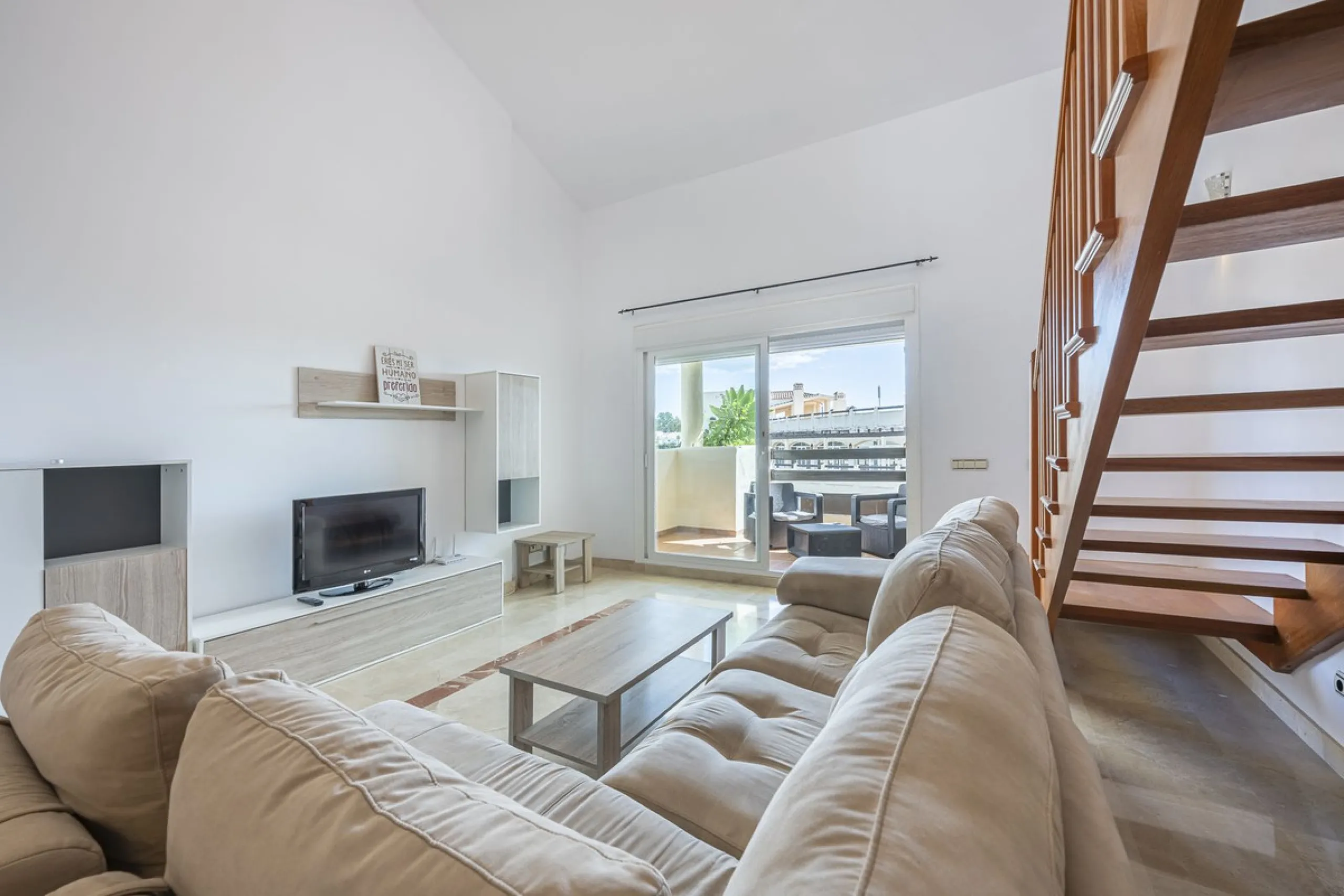 Apartment - Duplex в продаже в Estepona, Málaga. В доме 2 спален и 1 ванных комнат. Площадь дома 90 м²