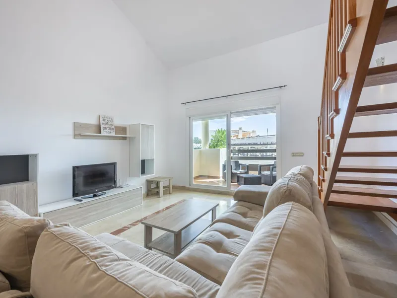 Apartment - Duplex в продаже в Estepona, Málaga. В доме 2 спален и 1 ванных комнат. Площадь дома 90 м²