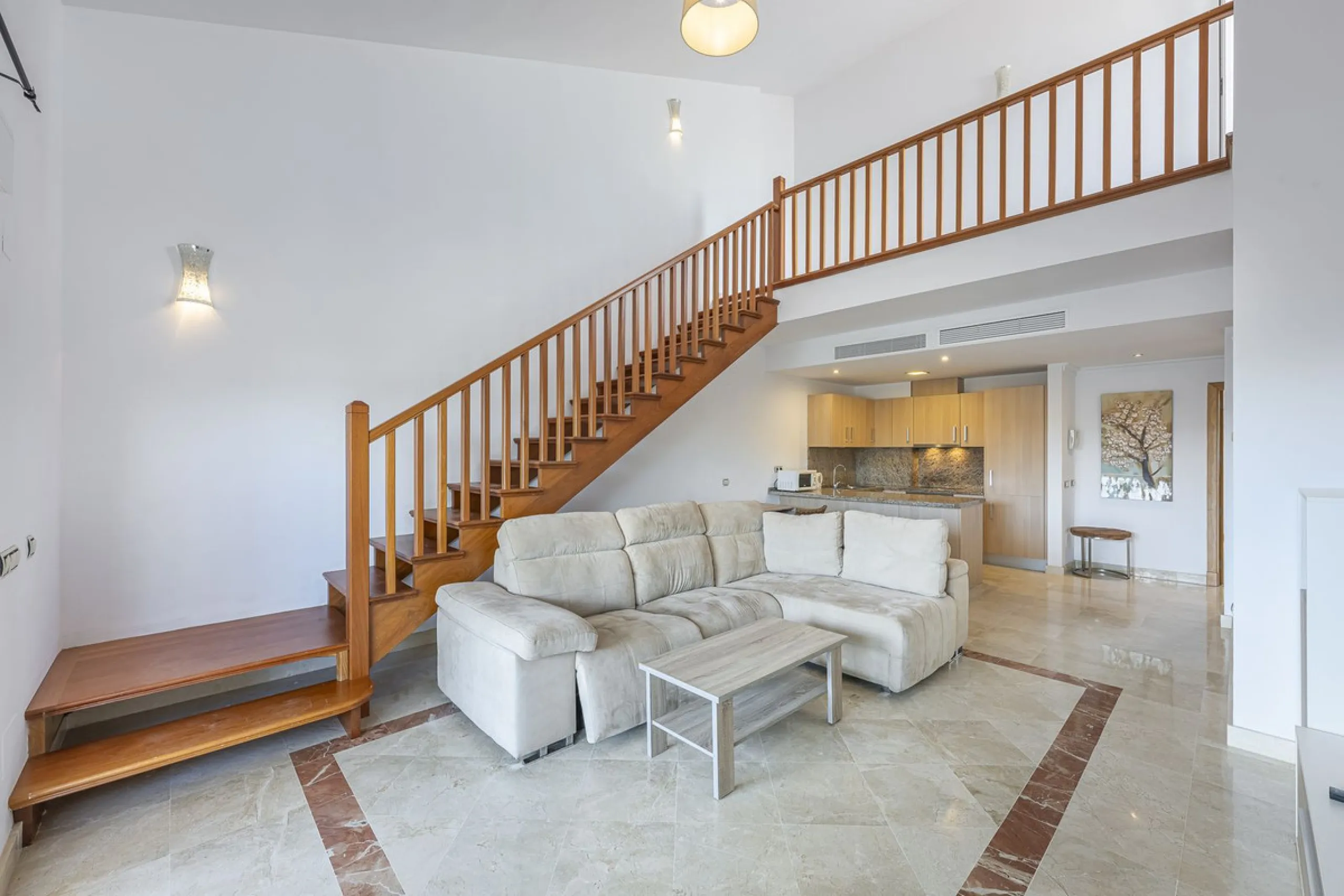 Apartment - Duplex в продаже в Estepona, Málaga. В доме 2 спален и 1 ванных комнат. Площадь дома 90 м²