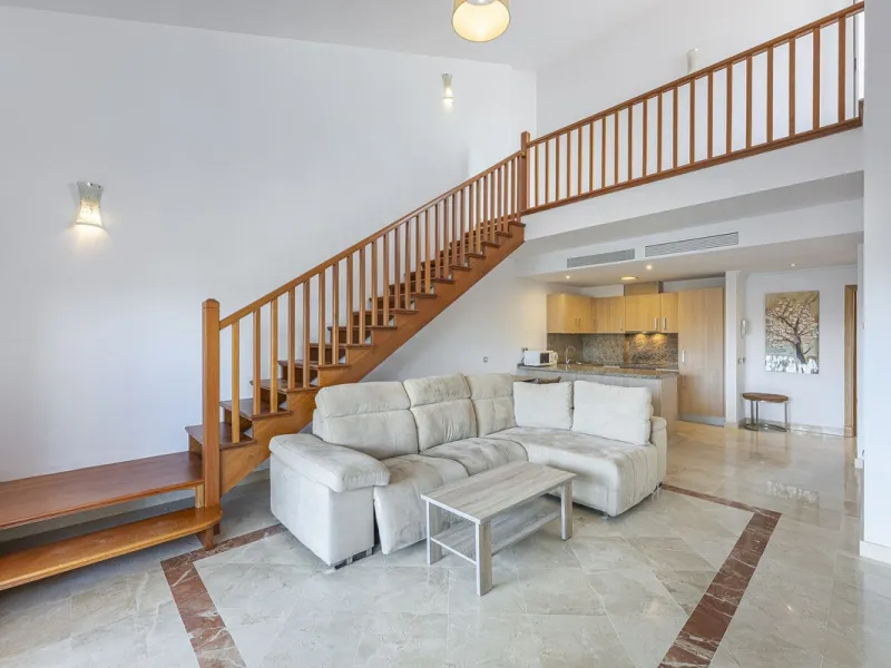 Apartment - Duplex в продаже в Estepona, Málaga. В доме 2 спален и 1 ванных комнат. Площадь дома 90 м²