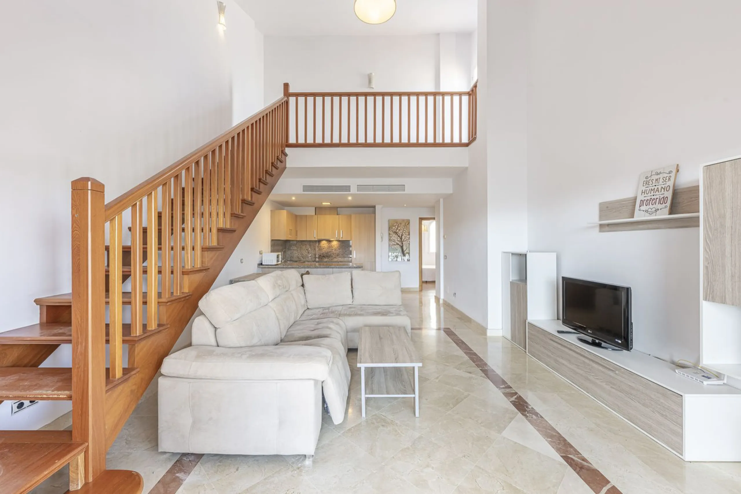 Apartment - Duplex в продаже в Estepona, Málaga. В доме 2 спален и 1 ванных комнат. Площадь дома 90 м²