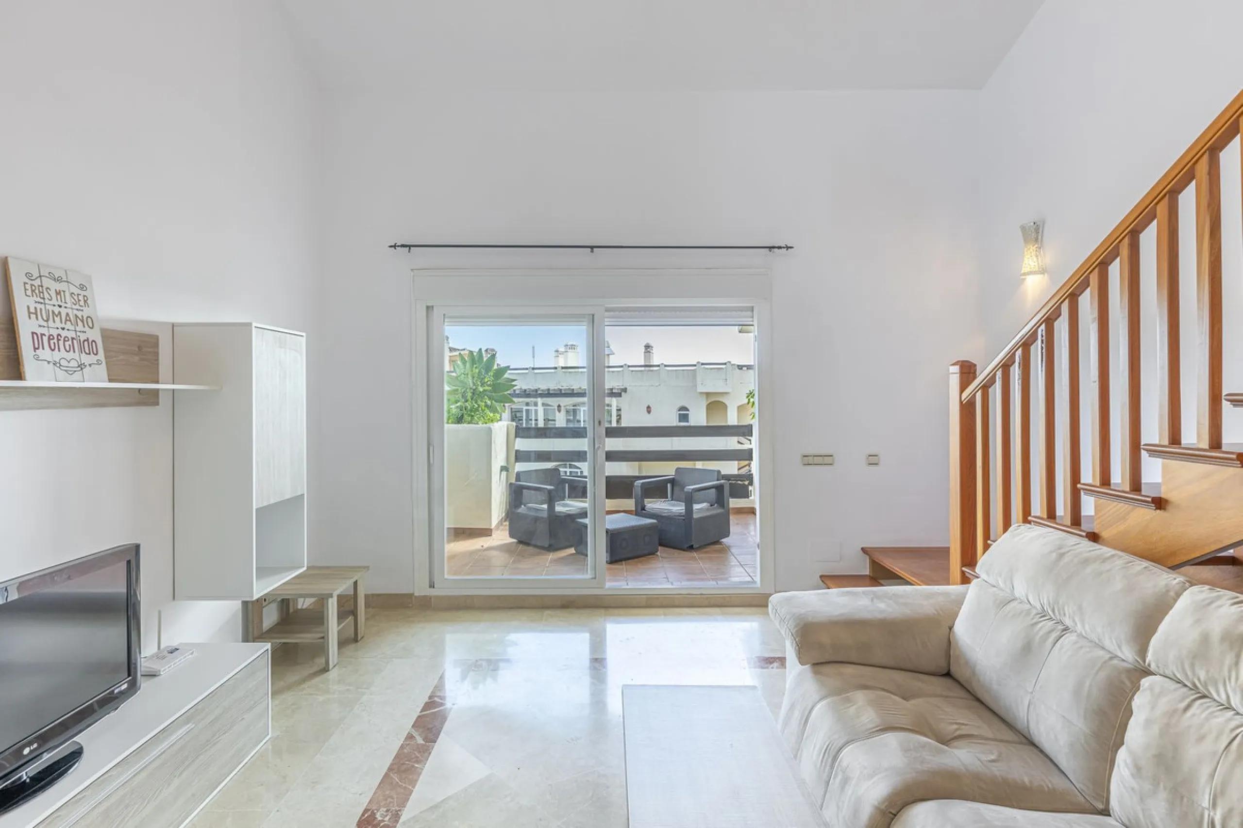 Apartment - Duplex в продаже в Estepona, Málaga. В доме 2 спален и 1 ванных комнат. Площадь дома 90 м²