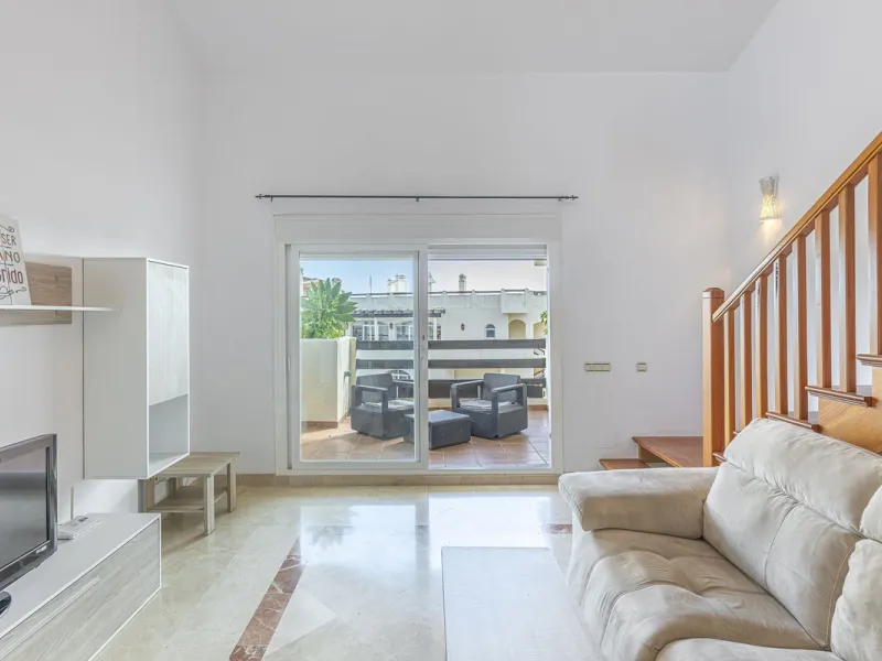 Apartment - Duplex в продаже в Estepona, Málaga. В доме 2 спален и 1 ванных комнат. Площадь дома 90 м²