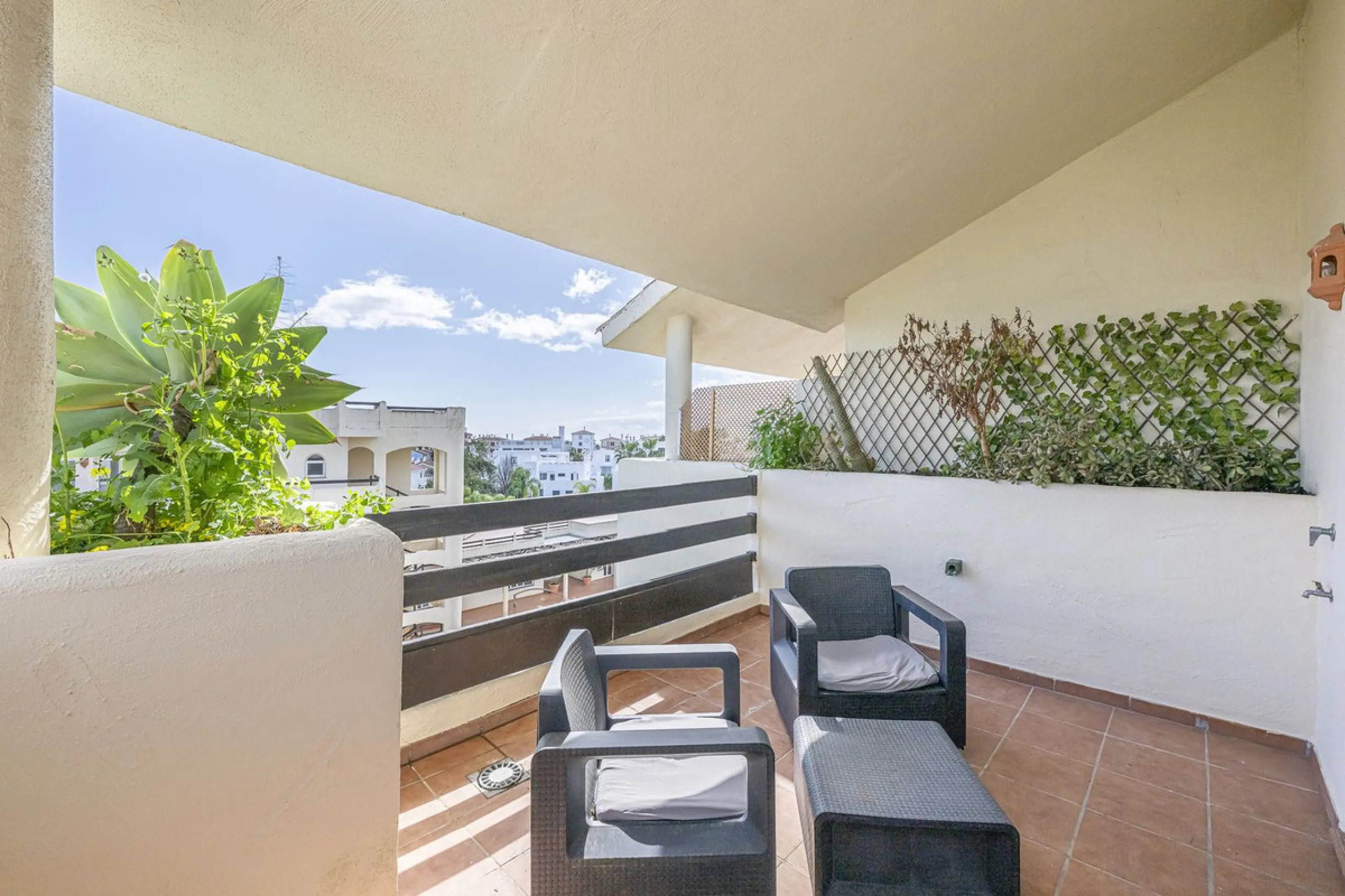 Apartment - Duplex в продаже в Estepona, Málaga. В доме 2 спален и 1 ванных комнат. Площадь дома 90 м²