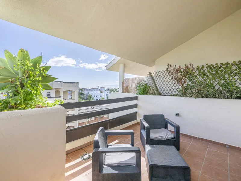 Apartment - Duplex в продаже в Estepona, Málaga. В доме 2 спален и 1 ванных комнат. Площадь дома 90 м²