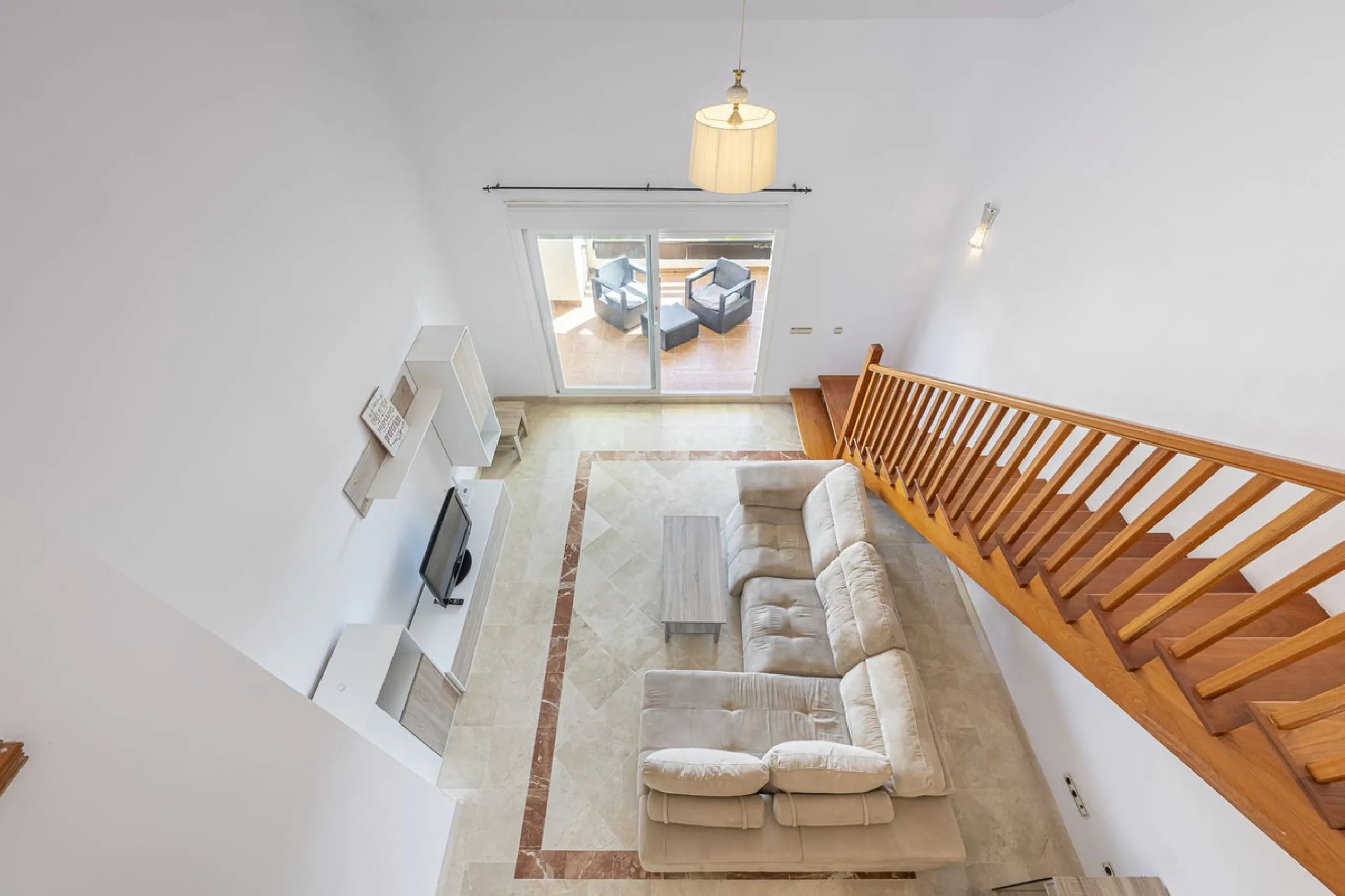 Apartment - Duplex в продаже в Estepona, Málaga. В доме 2 спален и 1 ванных комнат. Площадь дома 90 м²