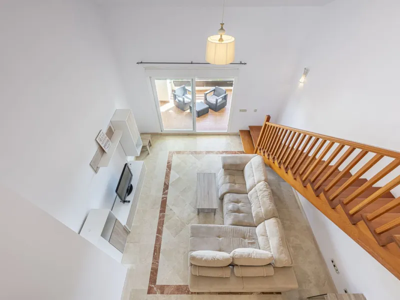 Apartment - Duplex в продаже в Estepona, Málaga. В доме 2 спален и 1 ванных комнат. Площадь дома 90 м²