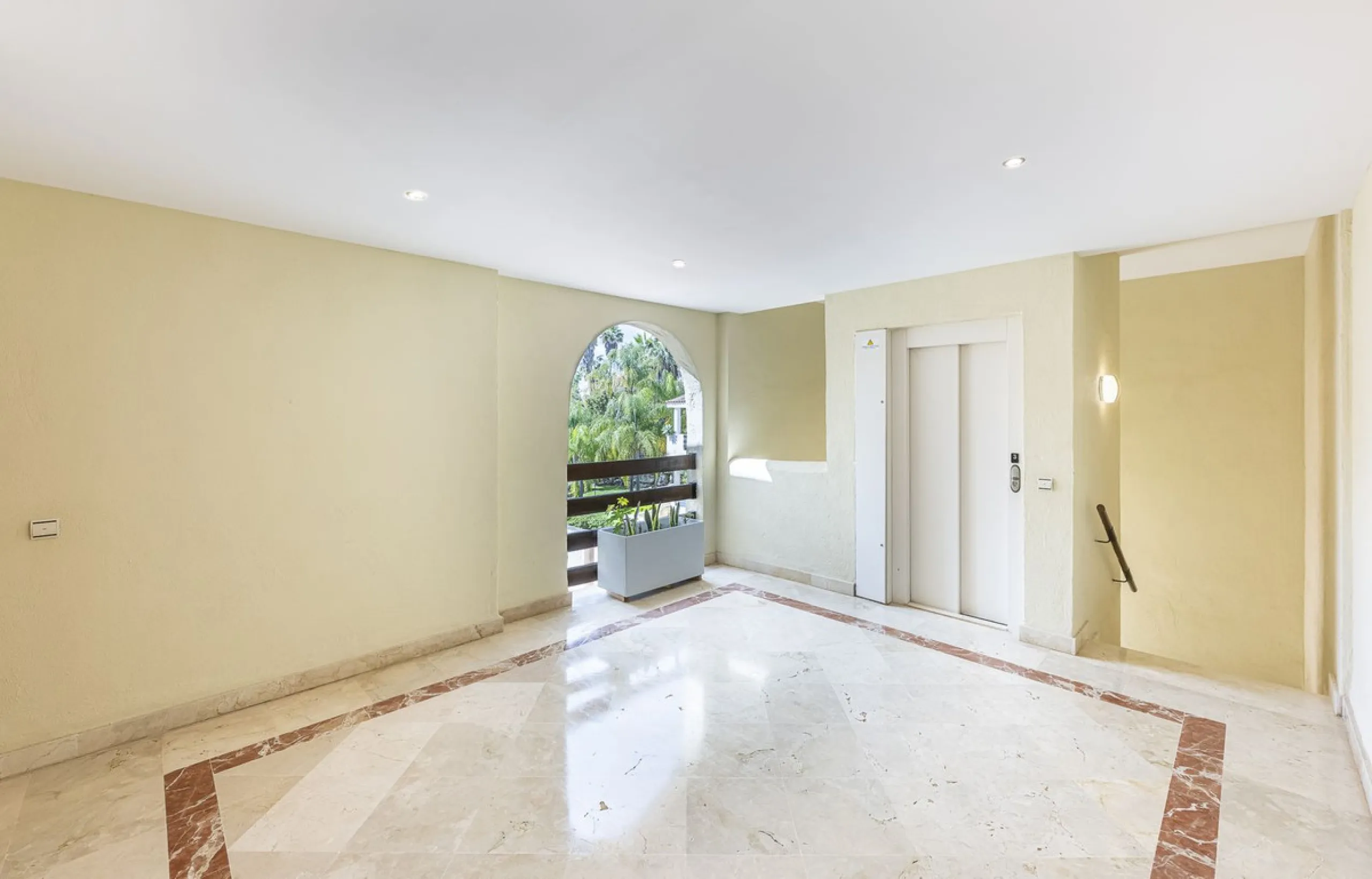 Apartment - Duplex в продаже в Estepona, Málaga. В доме 2 спален и 1 ванных комнат. Площадь дома 90 м²