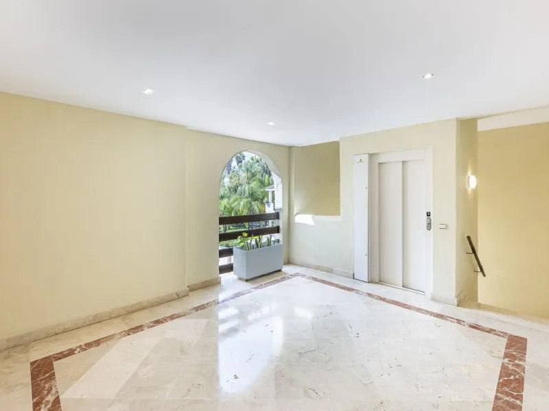 Apartment - Duplex в продаже в Estepona, Málaga. В доме 2 спален и 1 ванных комнат. Площадь дома 90 м²