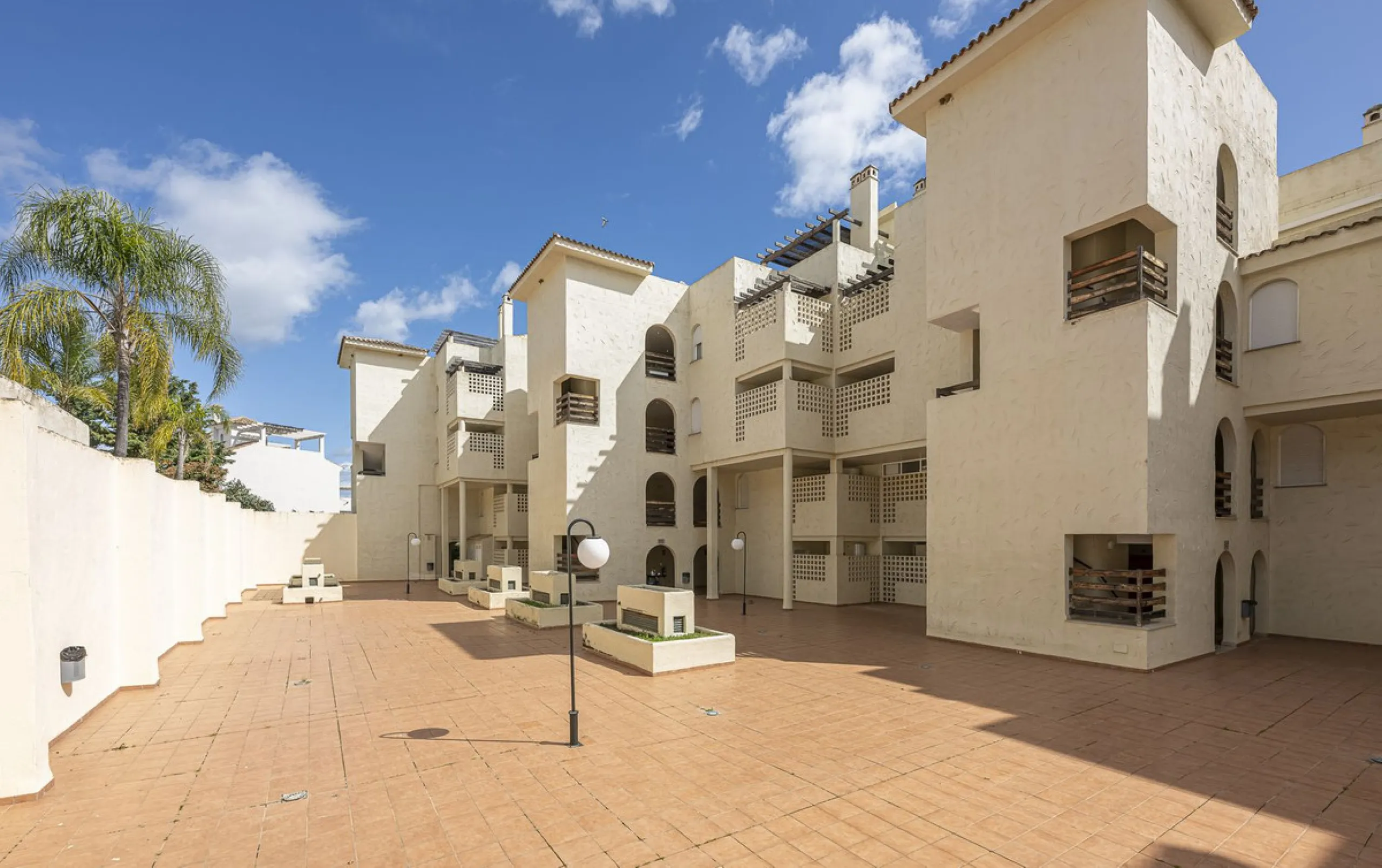 Apartment - Duplex в продаже в Estepona, Málaga. В доме 2 спален и 1 ванных комнат. Площадь дома 90 м²