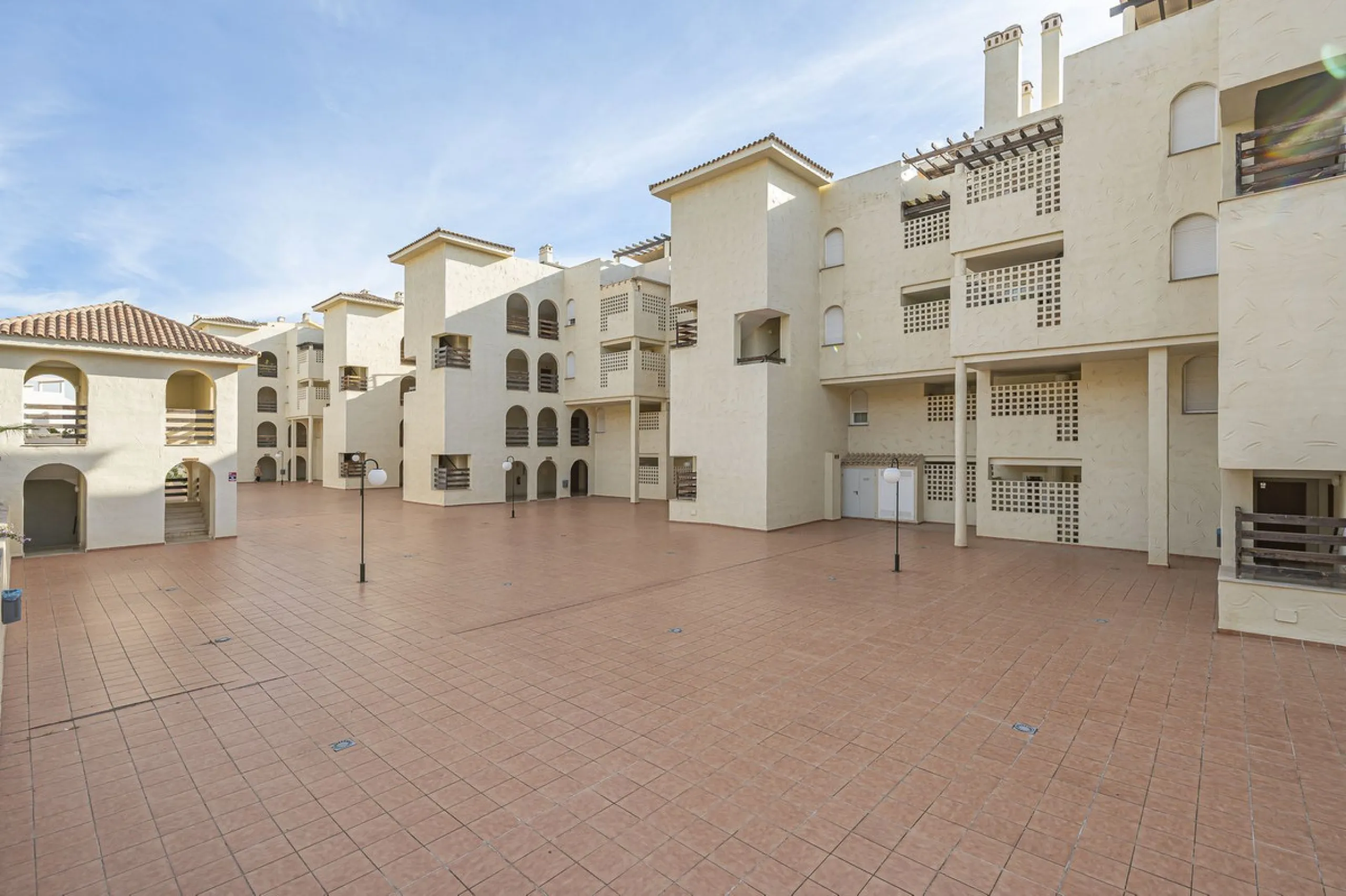 Apartment - Duplex в продаже в Estepona, Málaga. В доме 2 спален и 1 ванных комнат. Площадь дома 90 м²