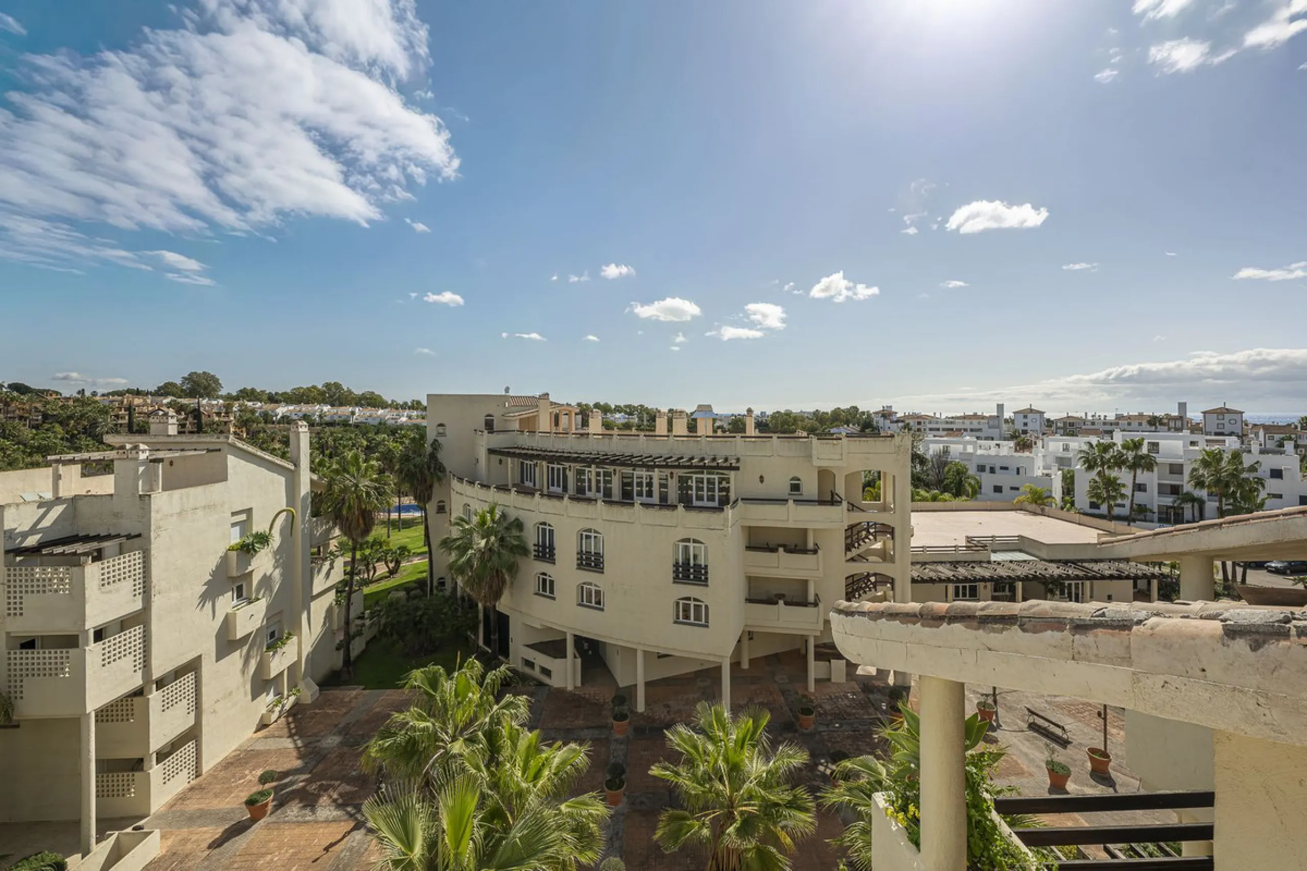 Apartment - Duplex в продаже в Estepona, Málaga. В доме 2 спален и 1 ванных комнат. Площадь дома 90 м²