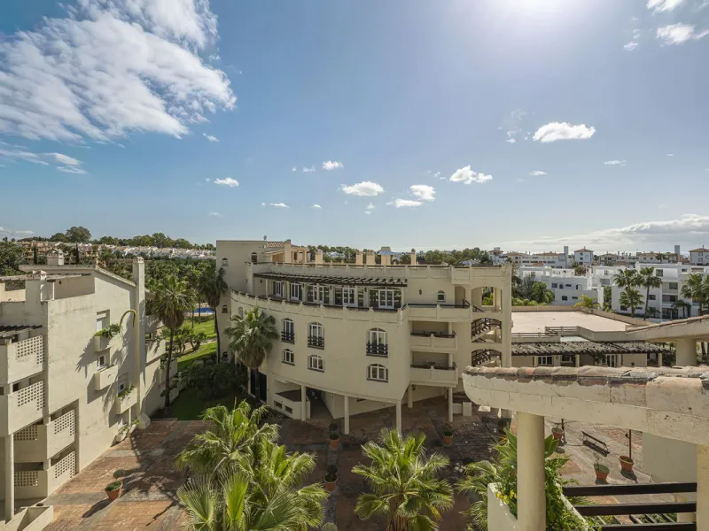 Apartment - Duplex в продаже в Estepona, Málaga. В доме 2 спален и 1 ванных комнат. Площадь дома 90 м²