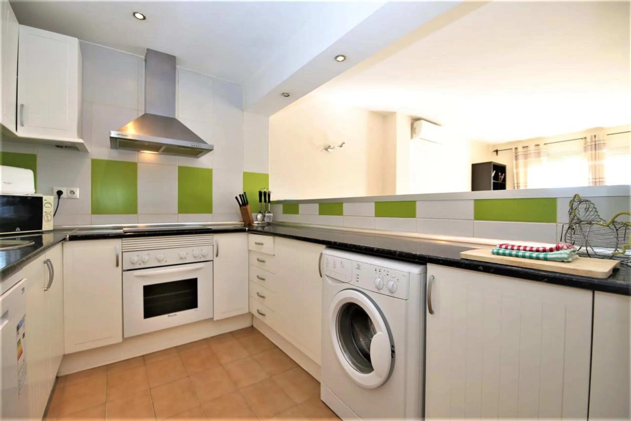 Apartment - Middle Floor Apartment в продаже в Estepona, Málaga. В доме 2 спален и 2 ванных комнат. Площадь дома 105 м². Площадь участка 105 м²