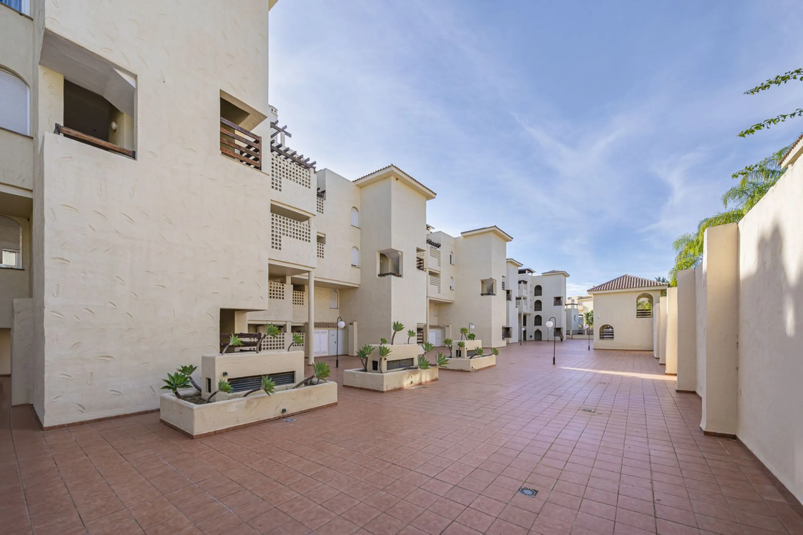 Apartment - Duplex в продаже в Estepona, Málaga. В доме 2 спален и 1 ванных комнат. Площадь дома 90 м²