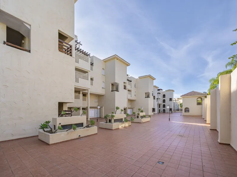 Apartment - Duplex в продаже в Estepona, Málaga. В доме 2 спален и 1 ванных комнат. Площадь дома 90 м²