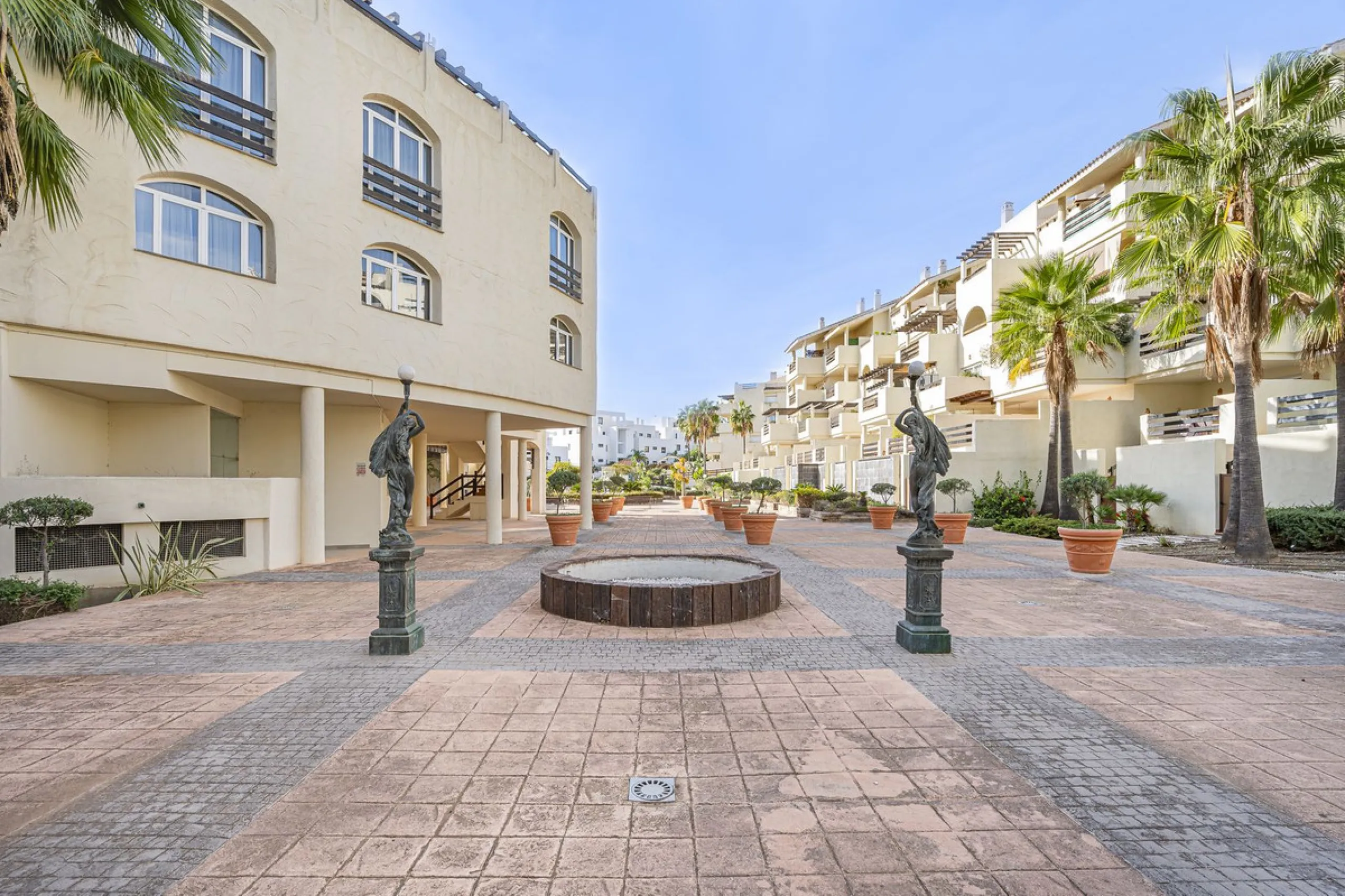 Apartment - Duplex в продаже в Estepona, Málaga. В доме 2 спален и 1 ванных комнат. Площадь дома 90 м²