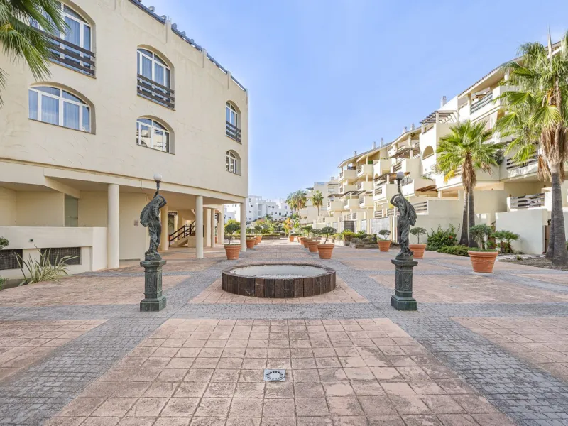 Apartment - Duplex в продаже в Estepona, Málaga. В доме 2 спален и 1 ванных комнат. Площадь дома 90 м²