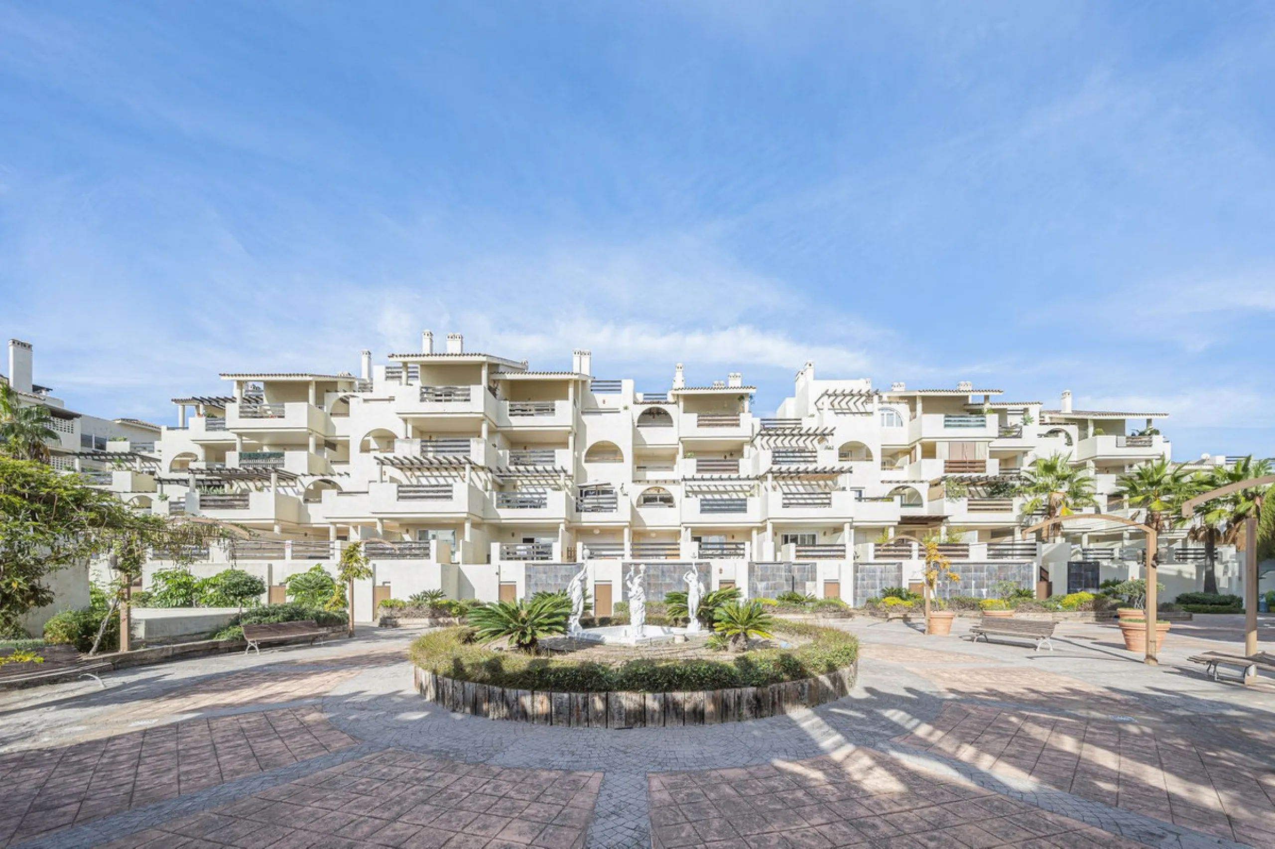 Apartment - Duplex в продаже в Estepona, Málaga. В доме 2 спален и 1 ванных комнат. Площадь дома 90 м²