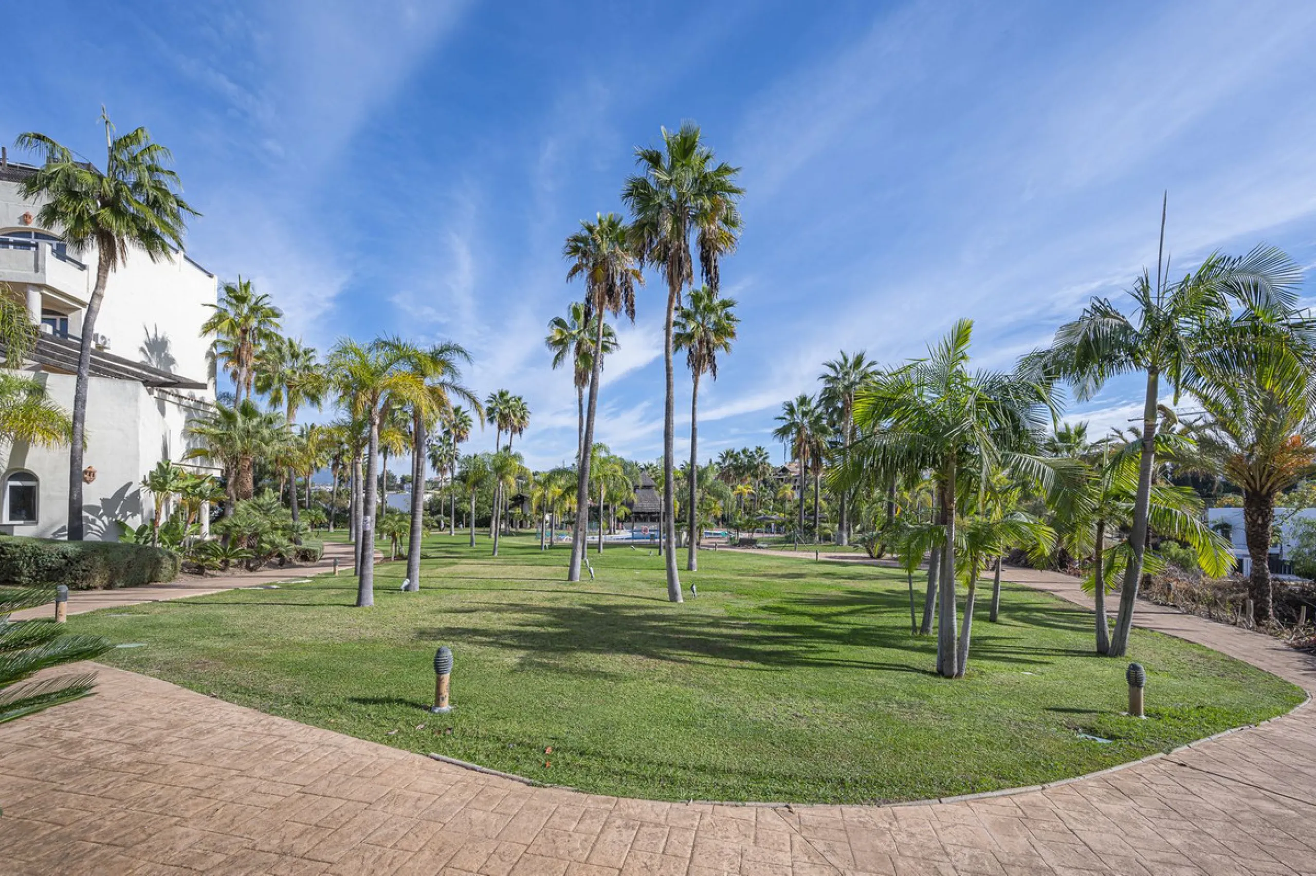 Apartment - Duplex в продаже в Estepona, Málaga. В доме 2 спален и 1 ванных комнат. Площадь дома 90 м²