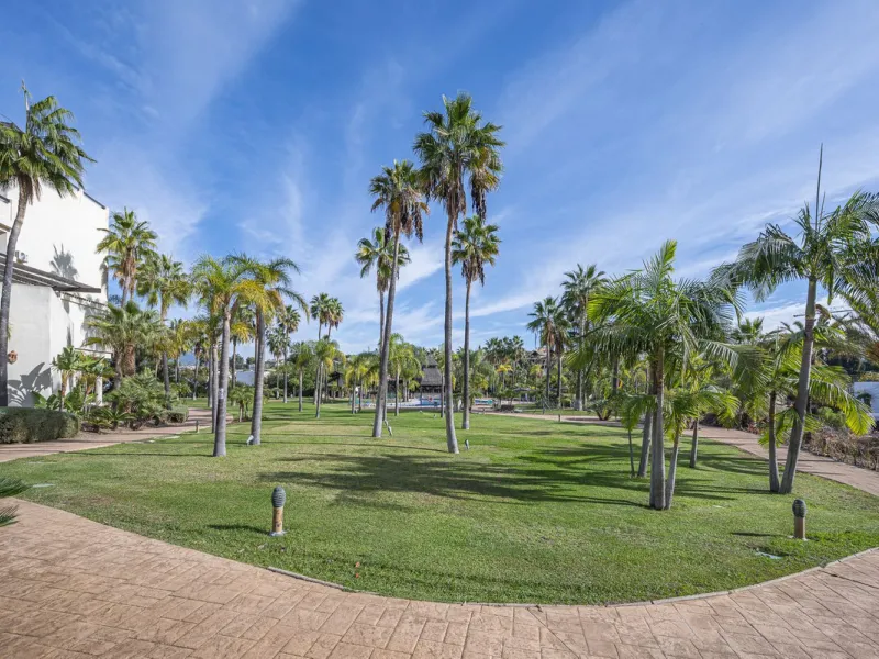 Apartment - Duplex в продаже в Estepona, Málaga. В доме 2 спален и 1 ванных комнат. Площадь дома 90 м²