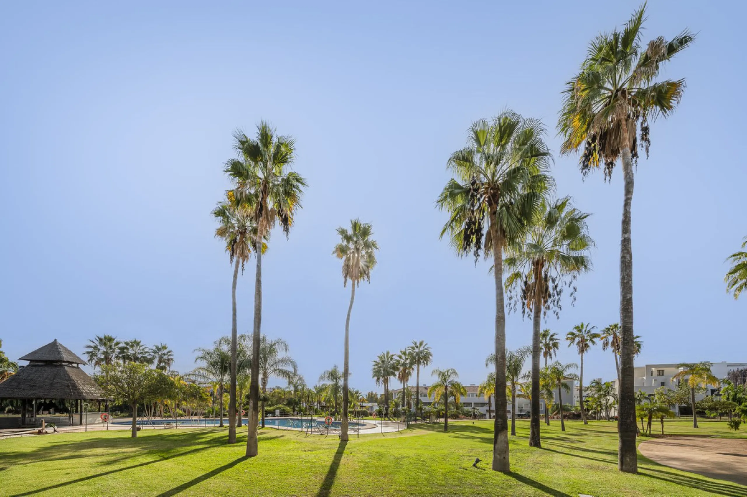 Apartment - Duplex в продаже в Estepona, Málaga. В доме 2 спален и 1 ванных комнат. Площадь дома 90 м²