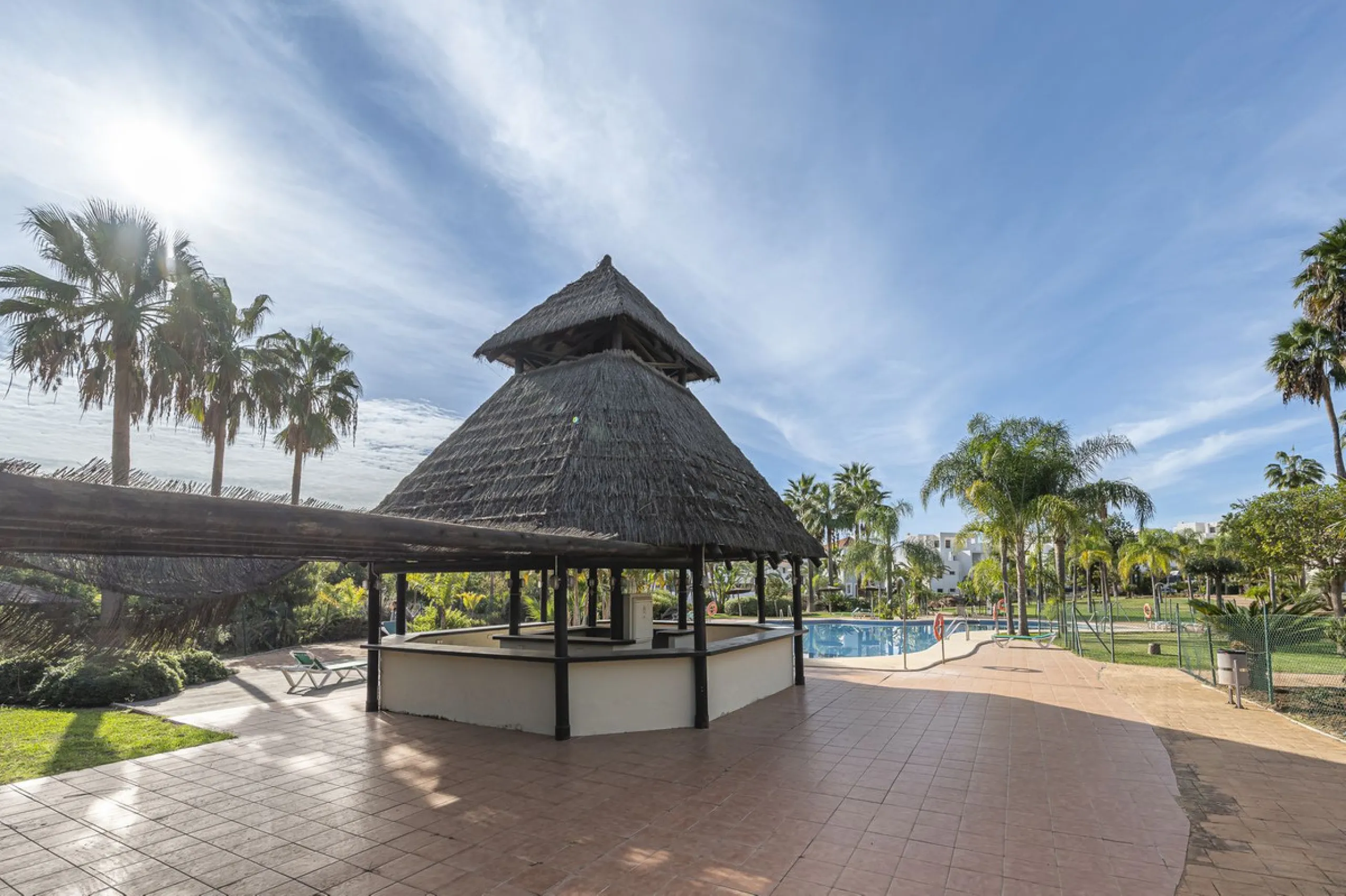 Apartment - Duplex в продаже в Estepona, Málaga. В доме 2 спален и 1 ванных комнат. Площадь дома 90 м²