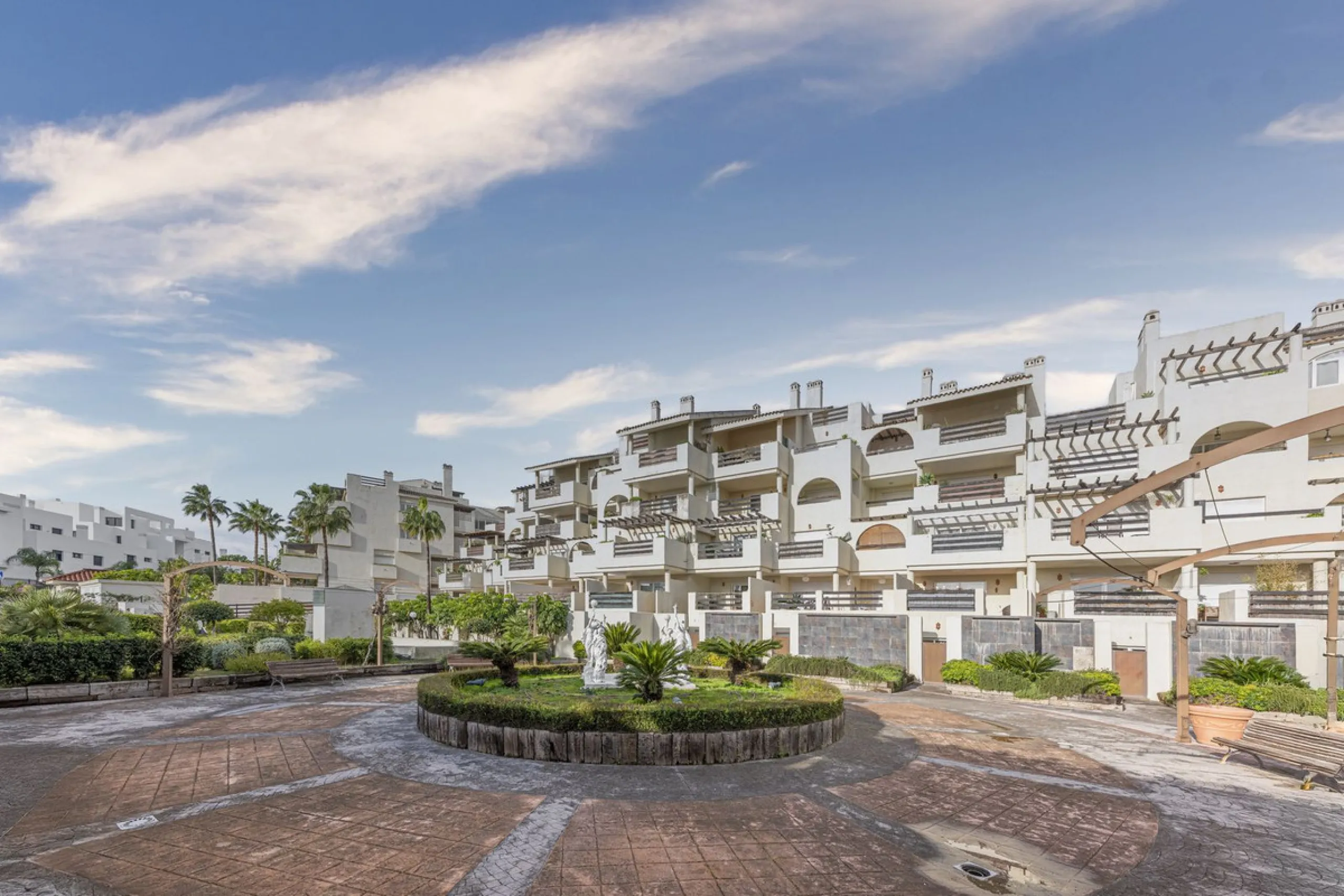Apartment - Duplex в продаже в Estepona, Málaga. В доме 2 спален и 1 ванных комнат. Площадь дома 90 м²
