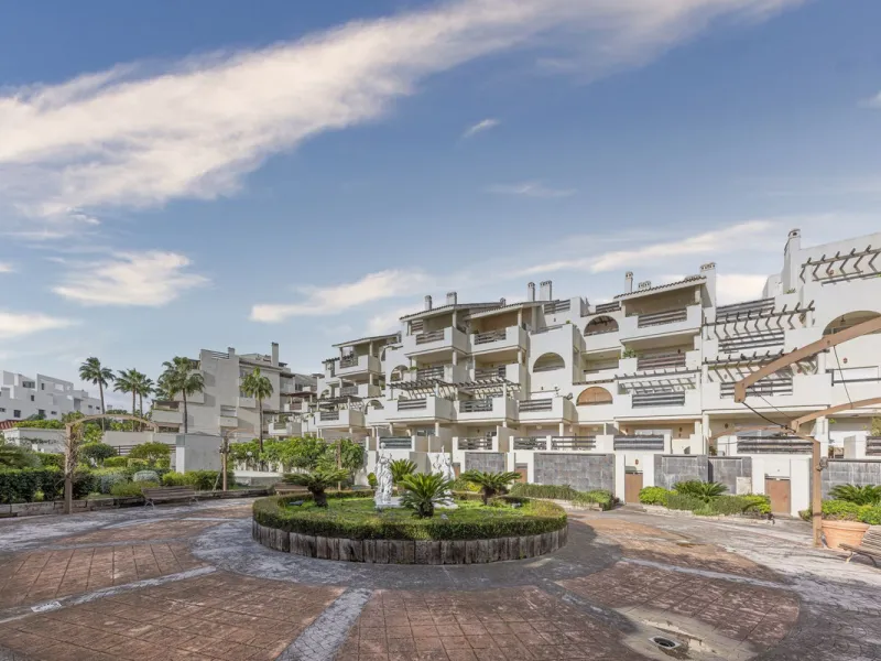 Apartment - Duplex в продаже в Estepona, Málaga. В доме 2 спален и 1 ванных комнат. Площадь дома 90 м²
