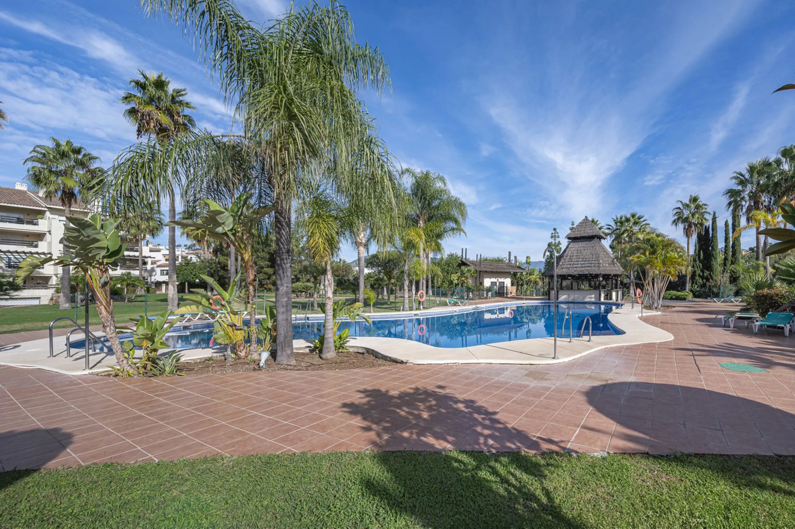 Apartment - Duplex в продаже в Estepona, Málaga. В доме 2 спален и 1 ванных комнат. Площадь дома 90 м²