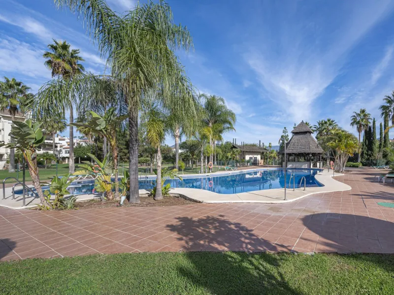 Apartment - Duplex в продаже в Estepona, Málaga. В доме 2 спален и 1 ванных комнат. Площадь дома 90 м²
