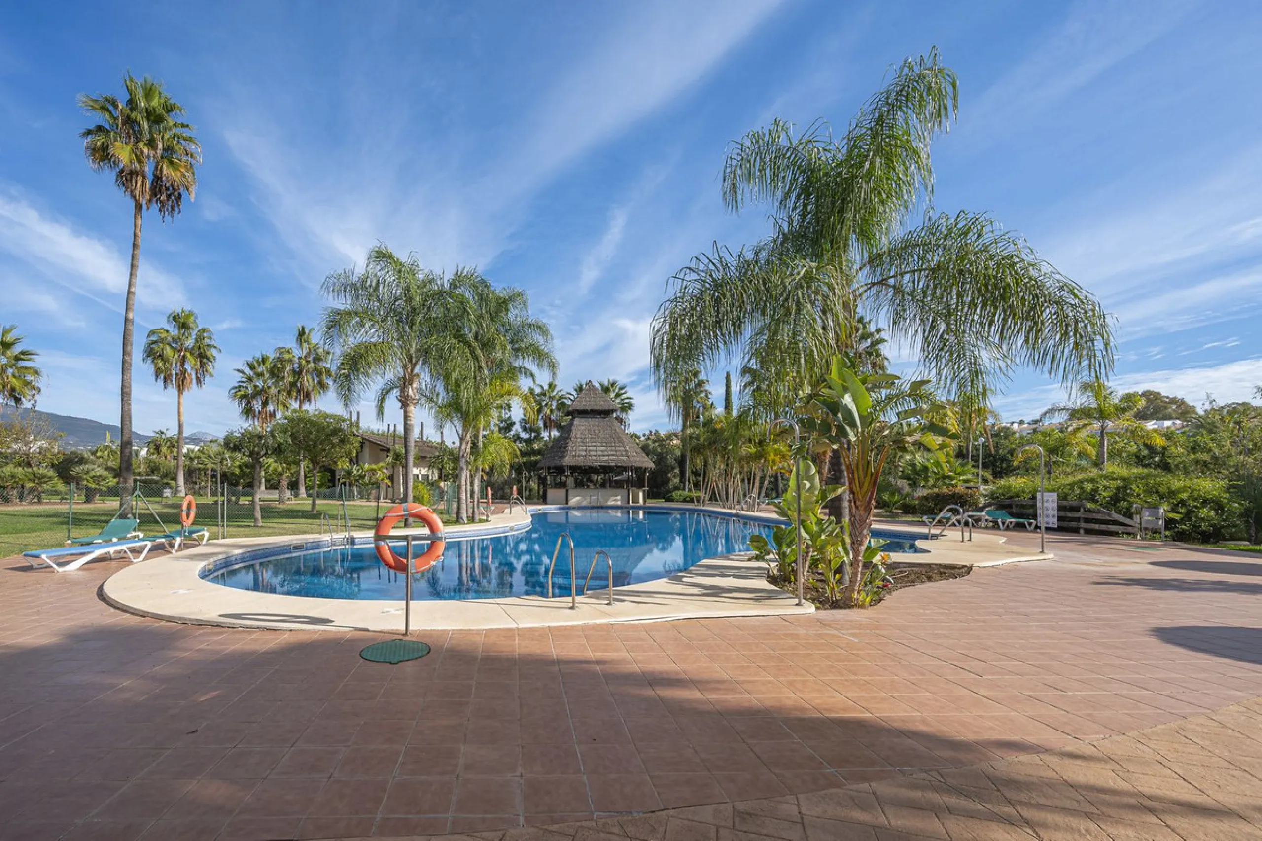 Apartment - Duplex в продаже в Estepona, Málaga. В доме 2 спален и 1 ванных комнат. Площадь дома 90 м²