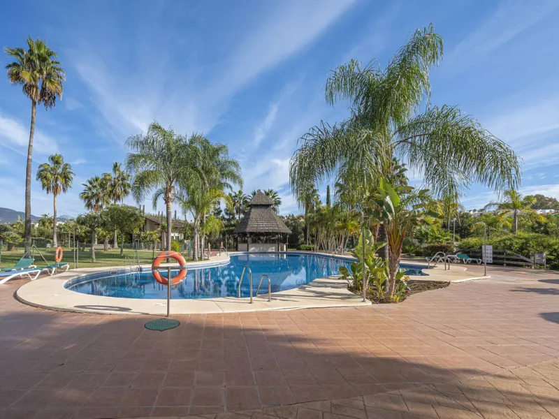 Apartment - Duplex в продаже в Estepona, Málaga. В доме 2 спален и 1 ванных комнат. Площадь дома 90 м²