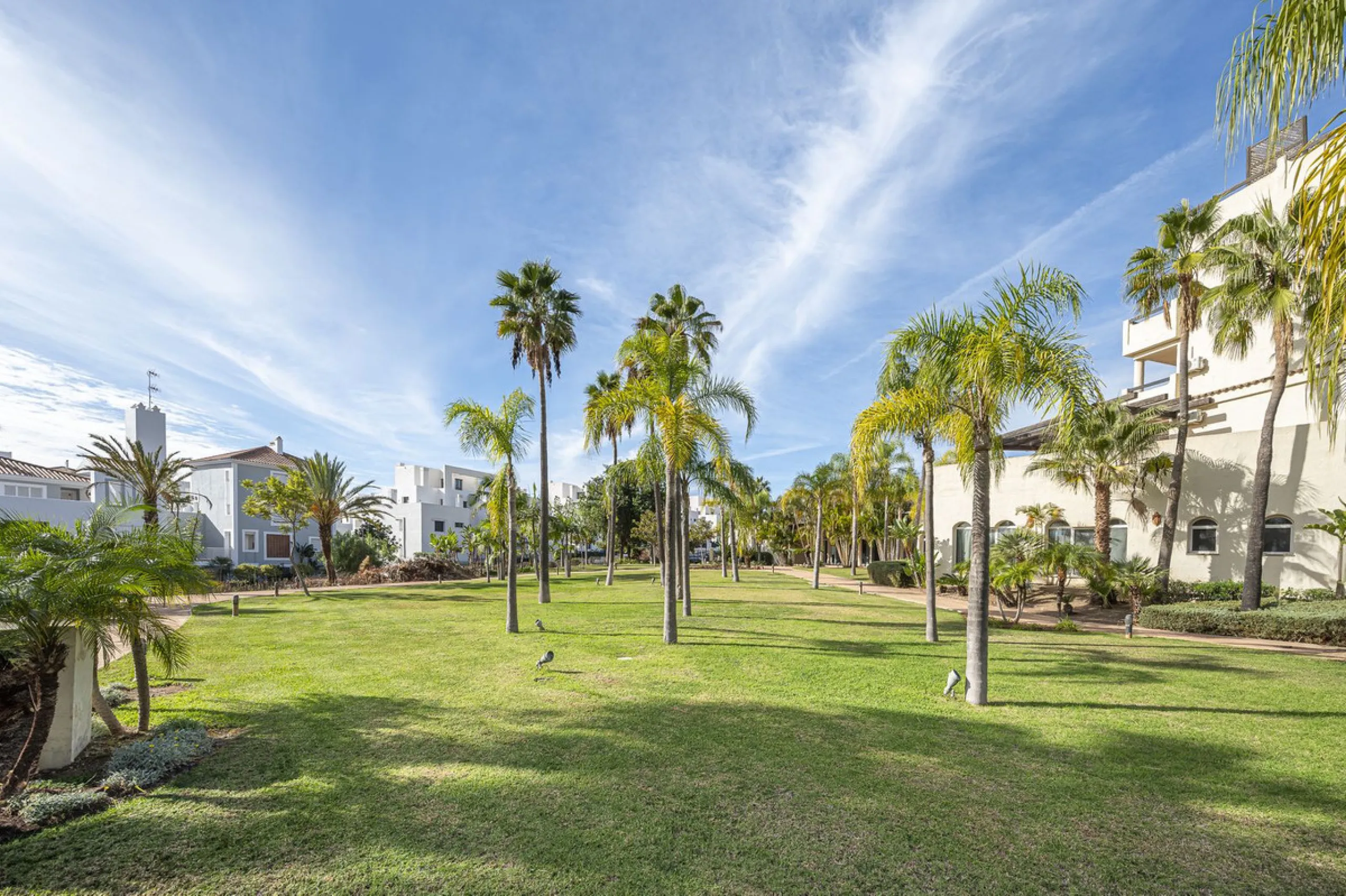 Apartment - Duplex в продаже в Estepona, Málaga. В доме 2 спален и 1 ванных комнат. Площадь дома 90 м²