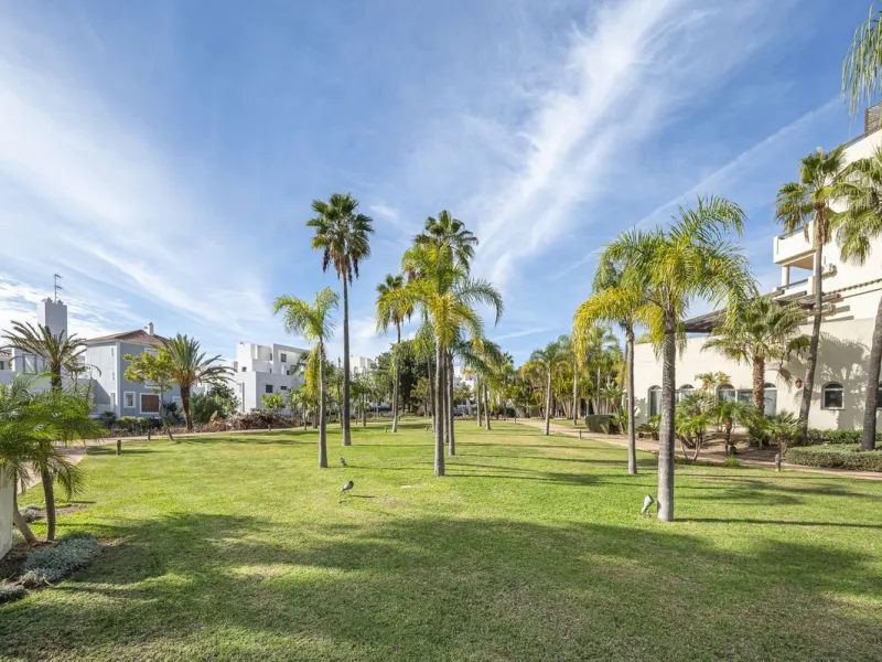 Apartment - Duplex в продаже в Estepona, Málaga. В доме 2 спален и 1 ванных комнат. Площадь дома 90 м²