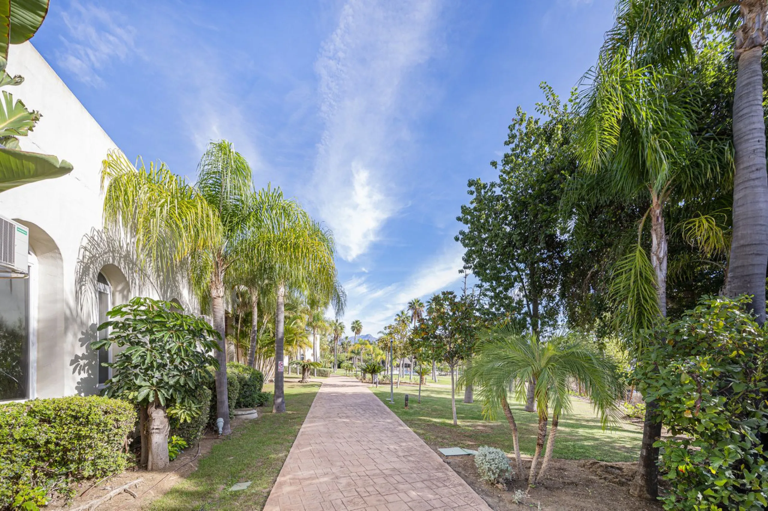 Apartment - Duplex в продаже в Estepona, Málaga. В доме 2 спален и 1 ванных комнат. Площадь дома 90 м²