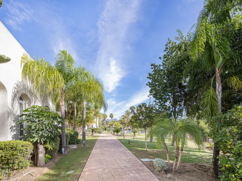 Apartment - Duplex в продаже в Estepona, Málaga. В доме 2 спален и 1 ванных комнат. Площадь дома 90 м²