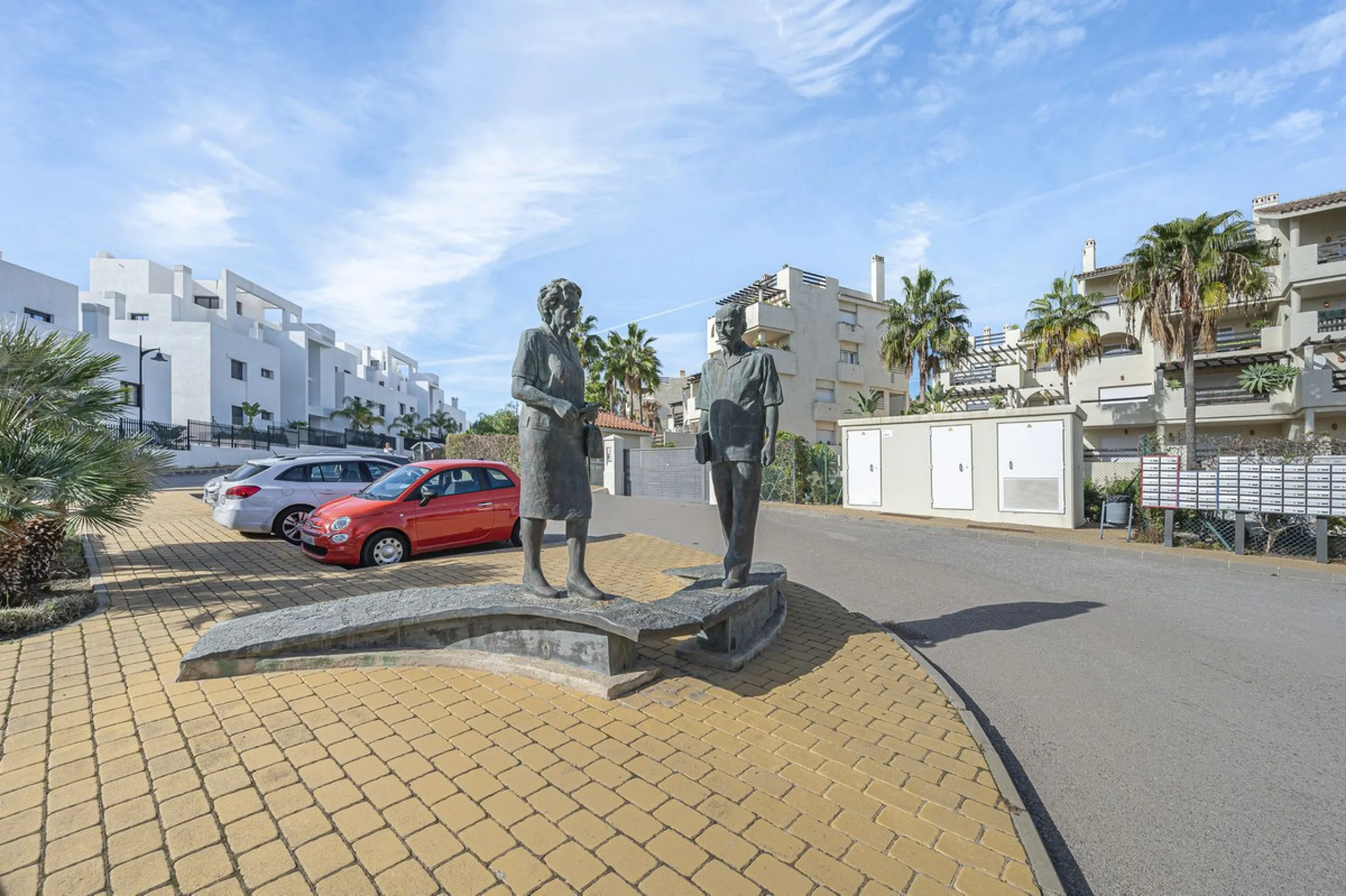 Apartment - Duplex в продаже в Estepona, Málaga. В доме 2 спален и 1 ванных комнат. Площадь дома 90 м²
