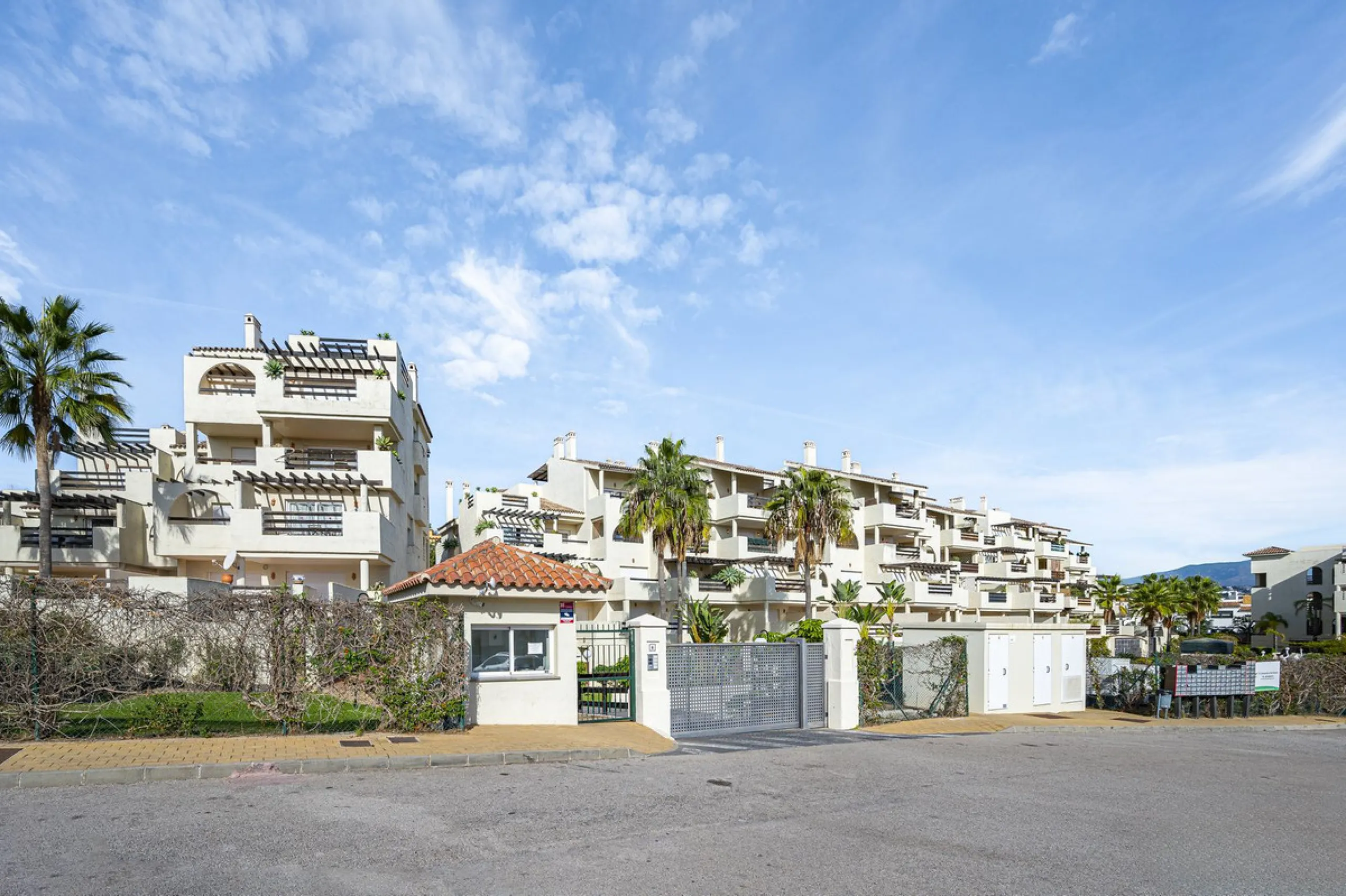 Apartment - Duplex в продаже в Estepona, Málaga. В доме 2 спален и 1 ванных комнат. Площадь дома 90 м²