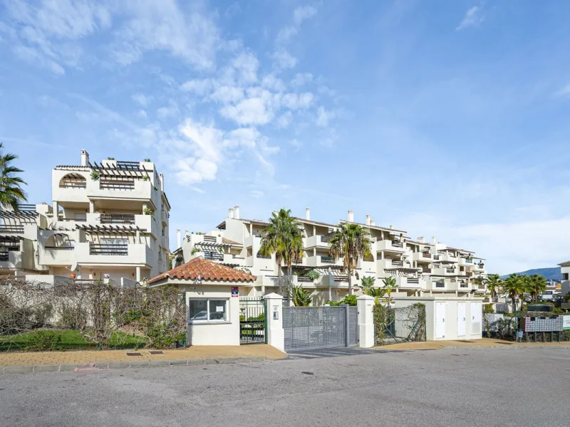 Apartment - Duplex в продаже в Estepona, Málaga. В доме 2 спален и 1 ванных комнат. Площадь дома 90 м²