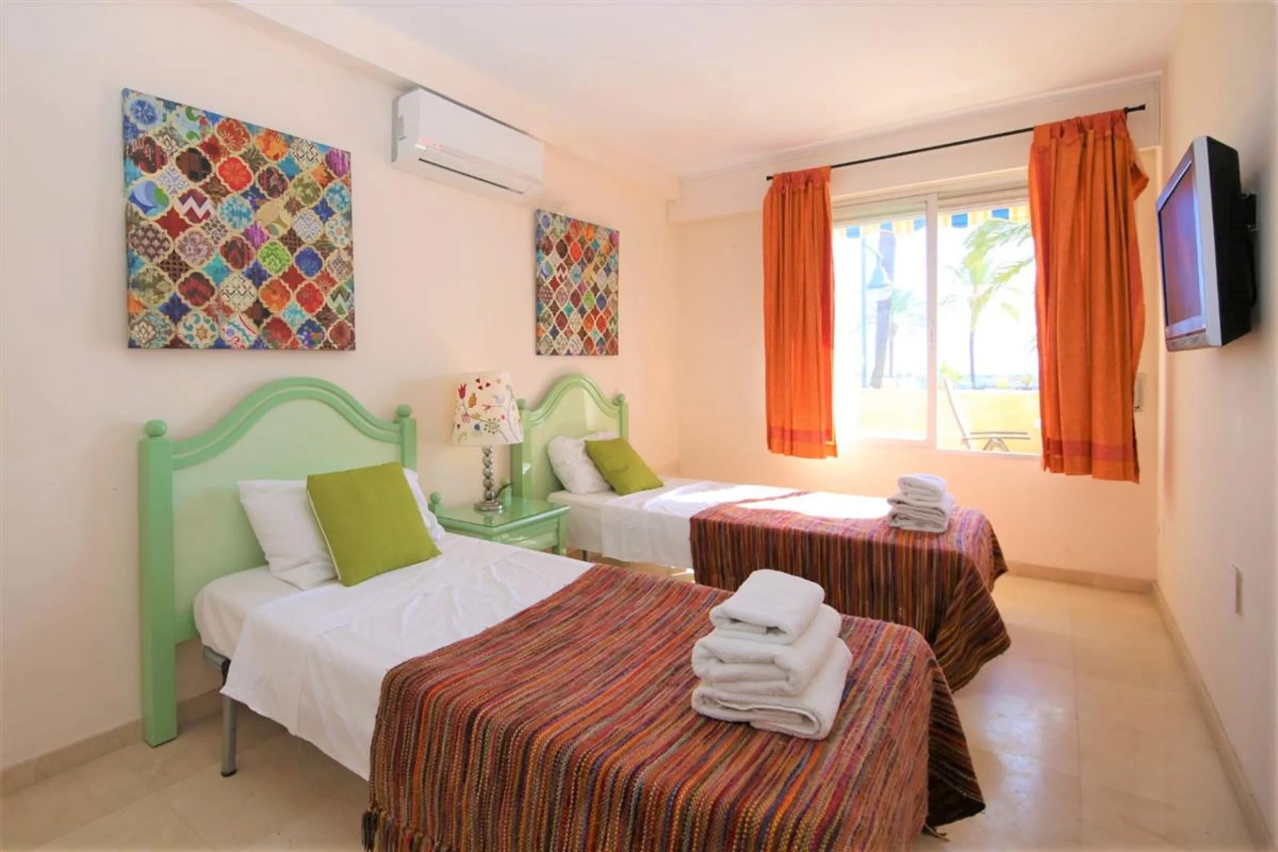 Apartment - Middle Floor Apartment в продаже в Estepona, Málaga. В доме 2 спален и 2 ванных комнат. Площадь дома 105 м². Площадь участка 105 м²