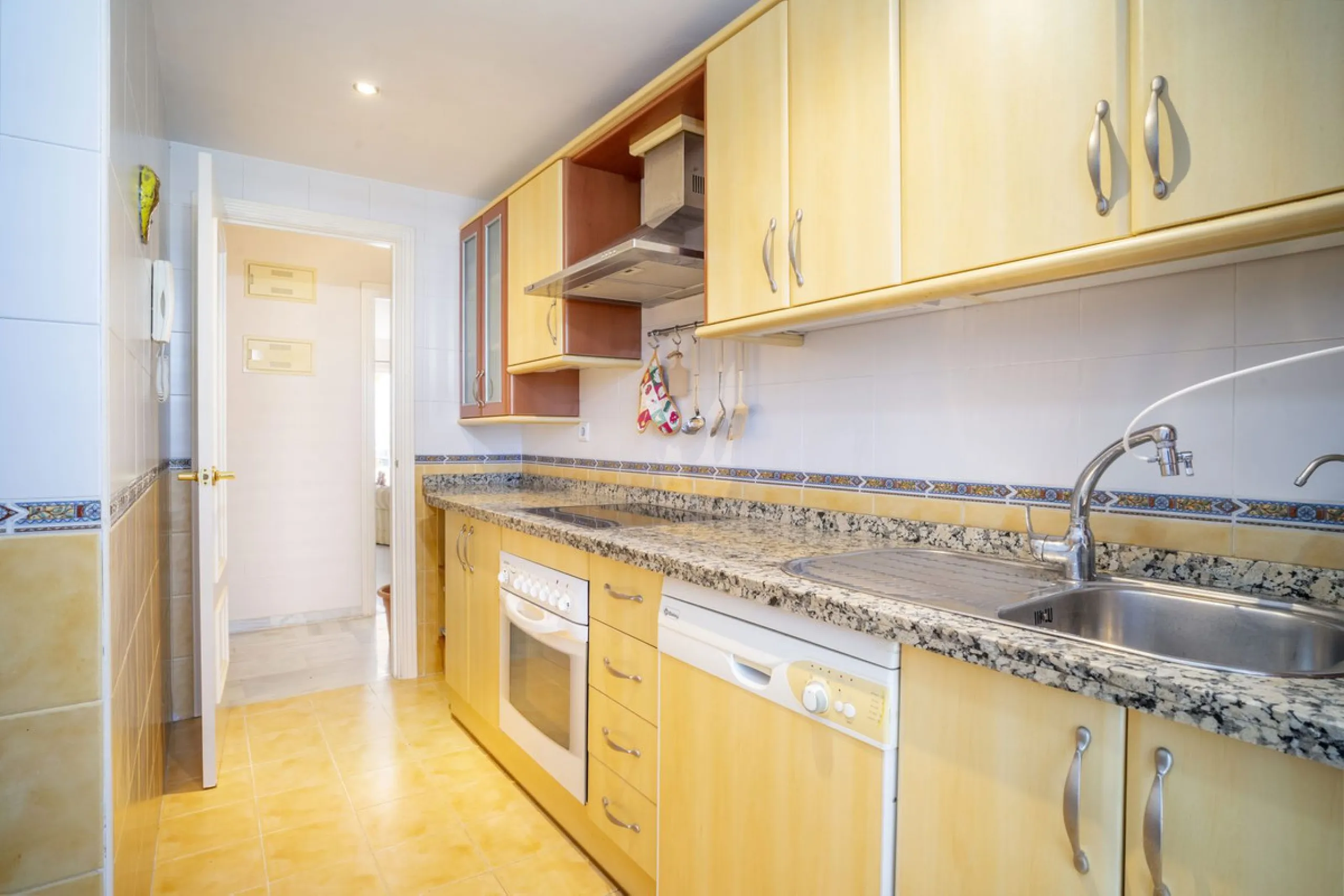 3-Bedroom Apartment in Private Complex with Terrace, Sea Views, Garage, and Storage – Arroyo de la Miel, Benalmádena