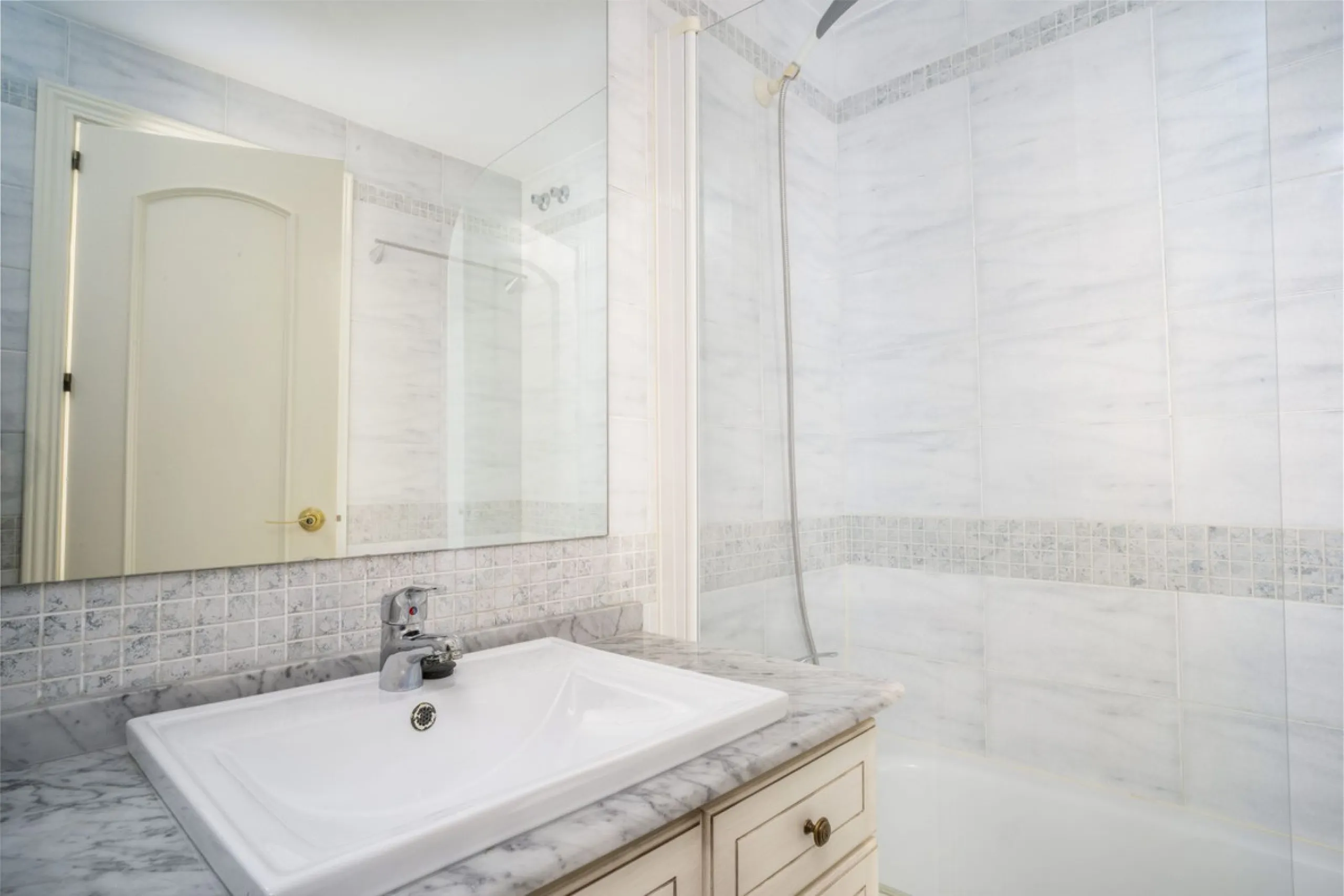 3-Bedroom Apartment in Private Complex with Terrace, Sea Views, Garage, and Storage – Arroyo de la Miel, Benalmádena