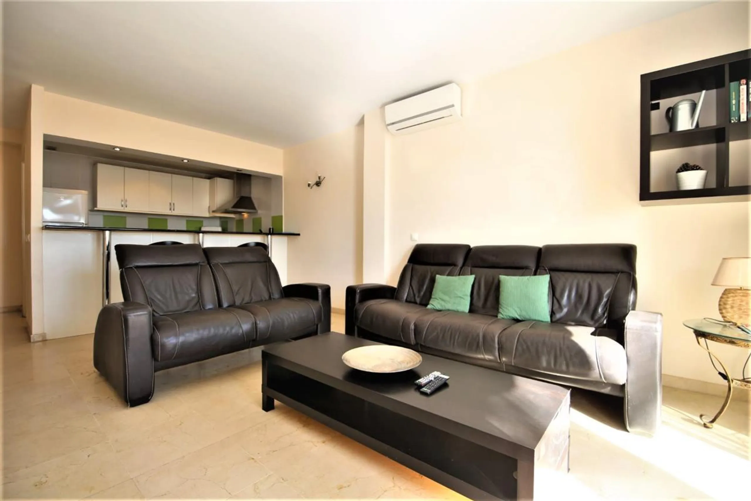 Apartment - Middle Floor Apartment в продаже в Estepona, Málaga. В доме 2 спален и 2 ванных комнат. Площадь дома 105 м². Площадь участка 105 м²
