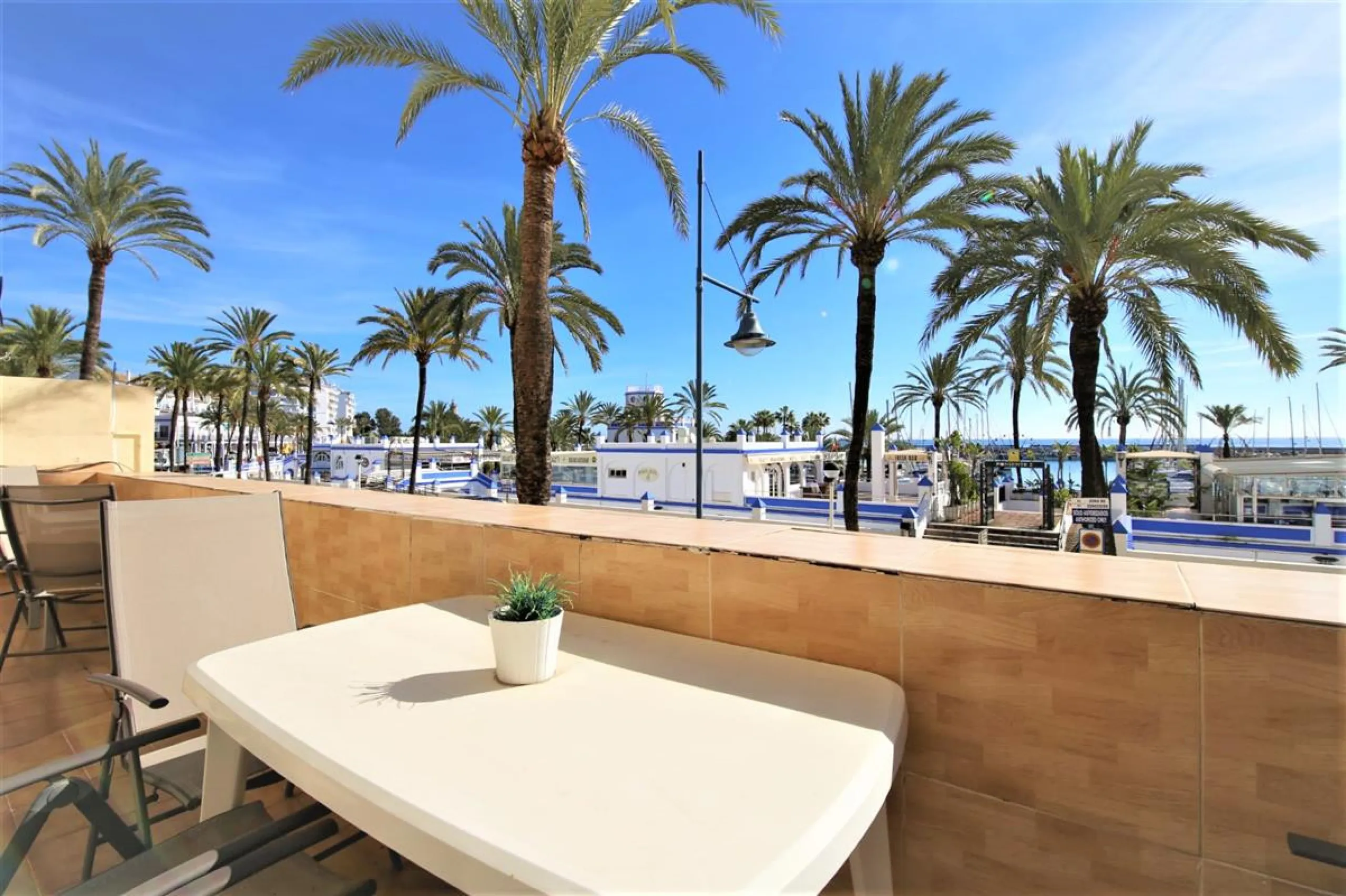 Apartment - Middle Floor Apartment в продаже в Estepona, Málaga. В доме 2 спален и 2 ванных комнат. Площадь дома 105 м². Площадь участка 105 м²
