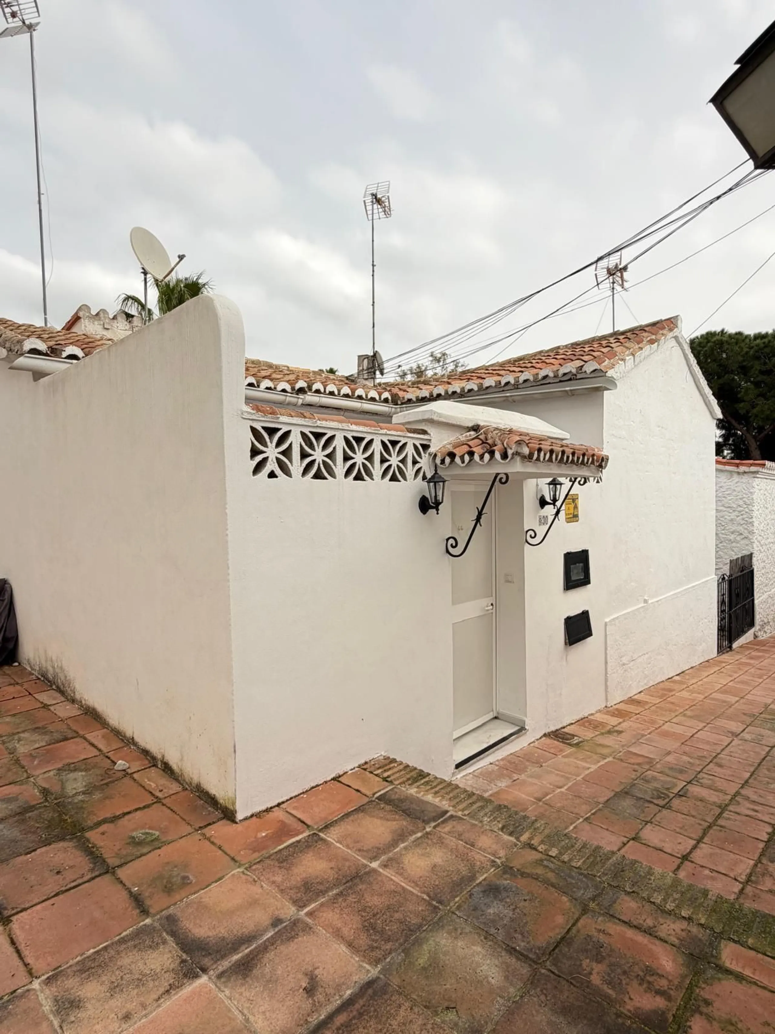 House - Townhouse в продаже в Marbella, Málaga. В доме 2 спален и 1 ванных комнат. Площадь дома 48 м²