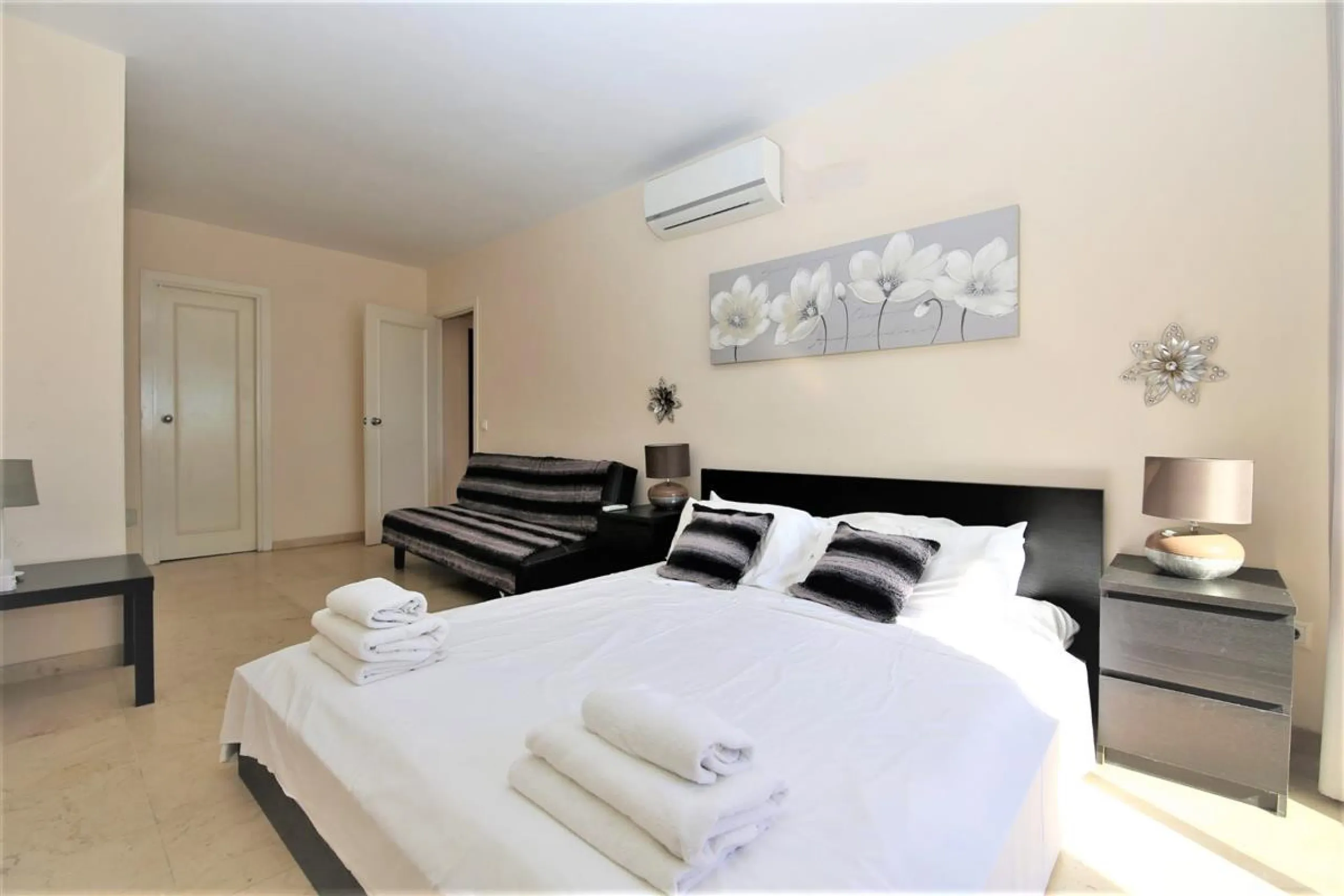 Apartment - Middle Floor Apartment в продаже в Estepona, Málaga. В доме 2 спален и 2 ванных комнат. Площадь дома 105 м². Площадь участка 105 м²