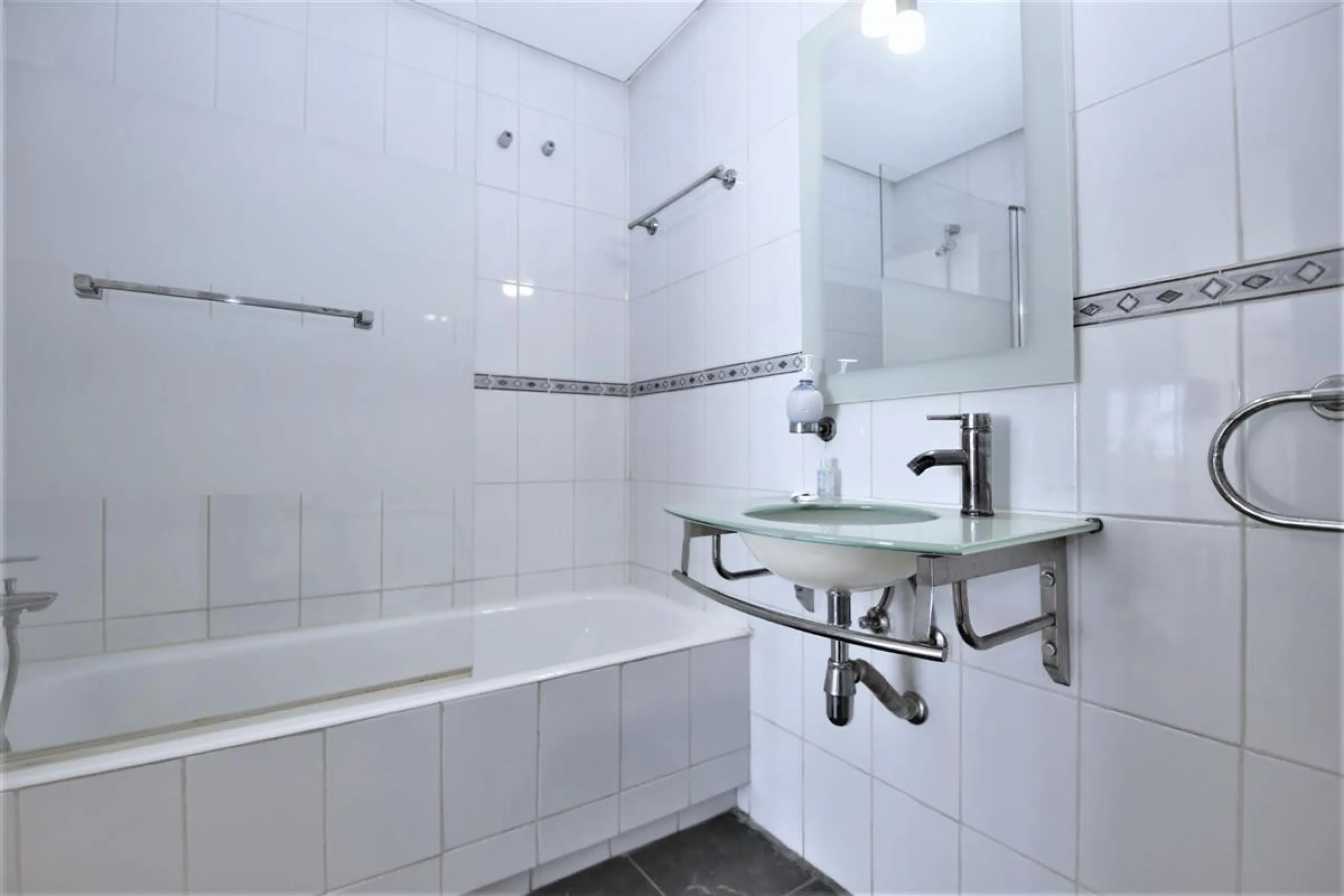 Apartment - Middle Floor Apartment в продаже в Estepona, Málaga. В доме 2 спален и 2 ванных комнат. Площадь дома 105 м². Площадь участка 105 м²