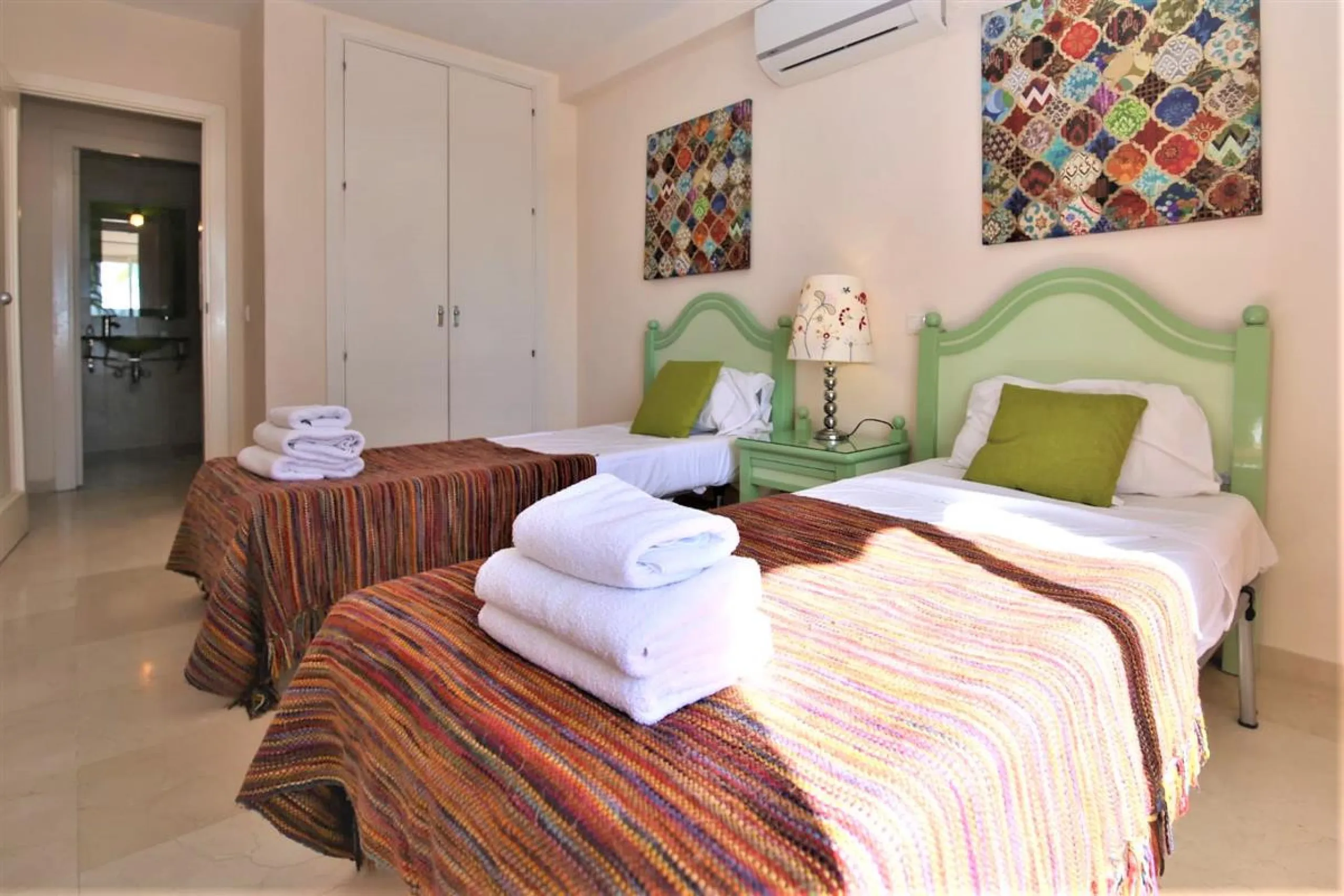 Apartment - Middle Floor Apartment в продаже в Estepona, Málaga. В доме 2 спален и 2 ванных комнат. Площадь дома 105 м². Площадь участка 105 м²